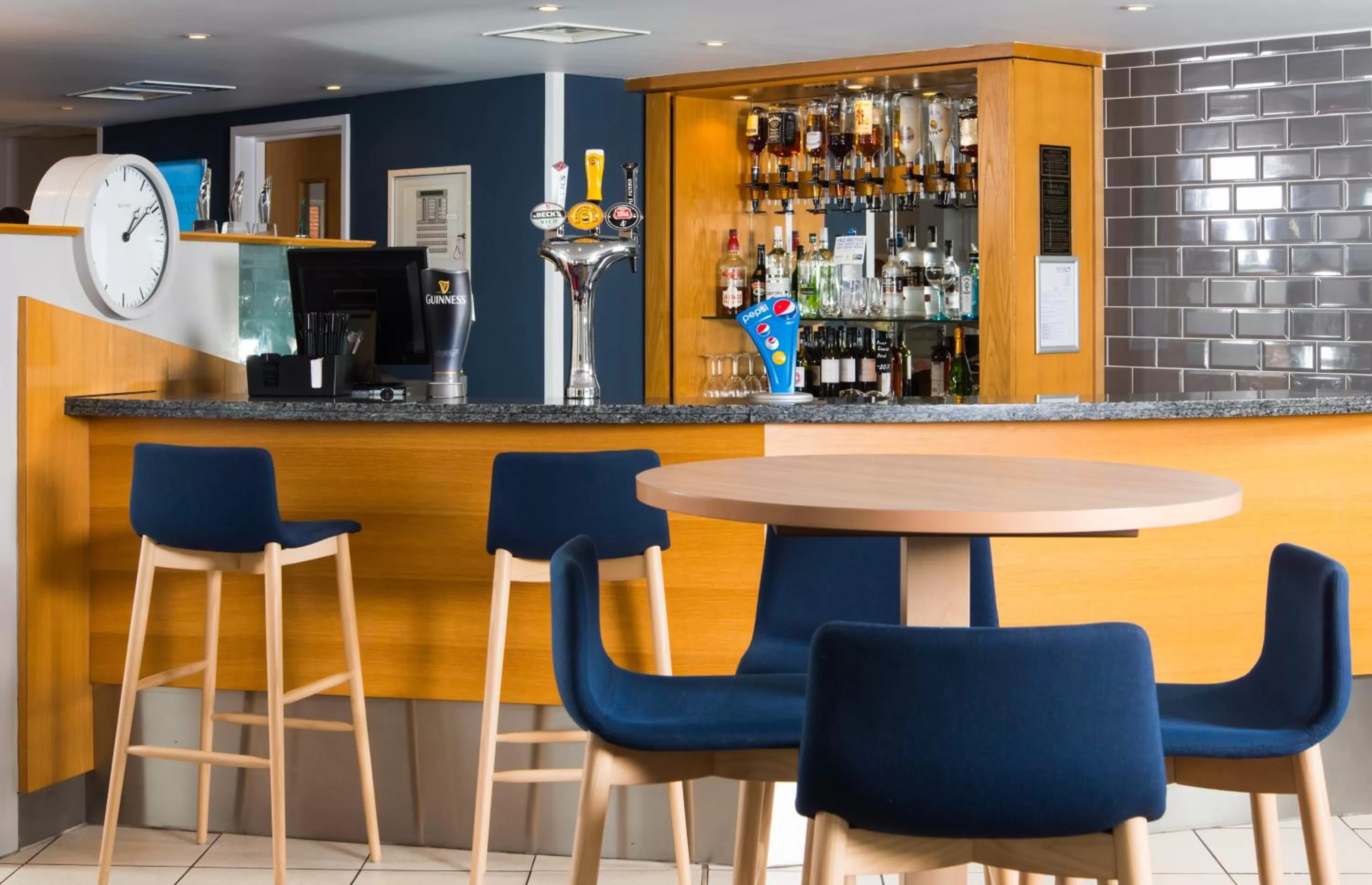 Lounge or bar in Holiday Inn Express Southampton West by IHG