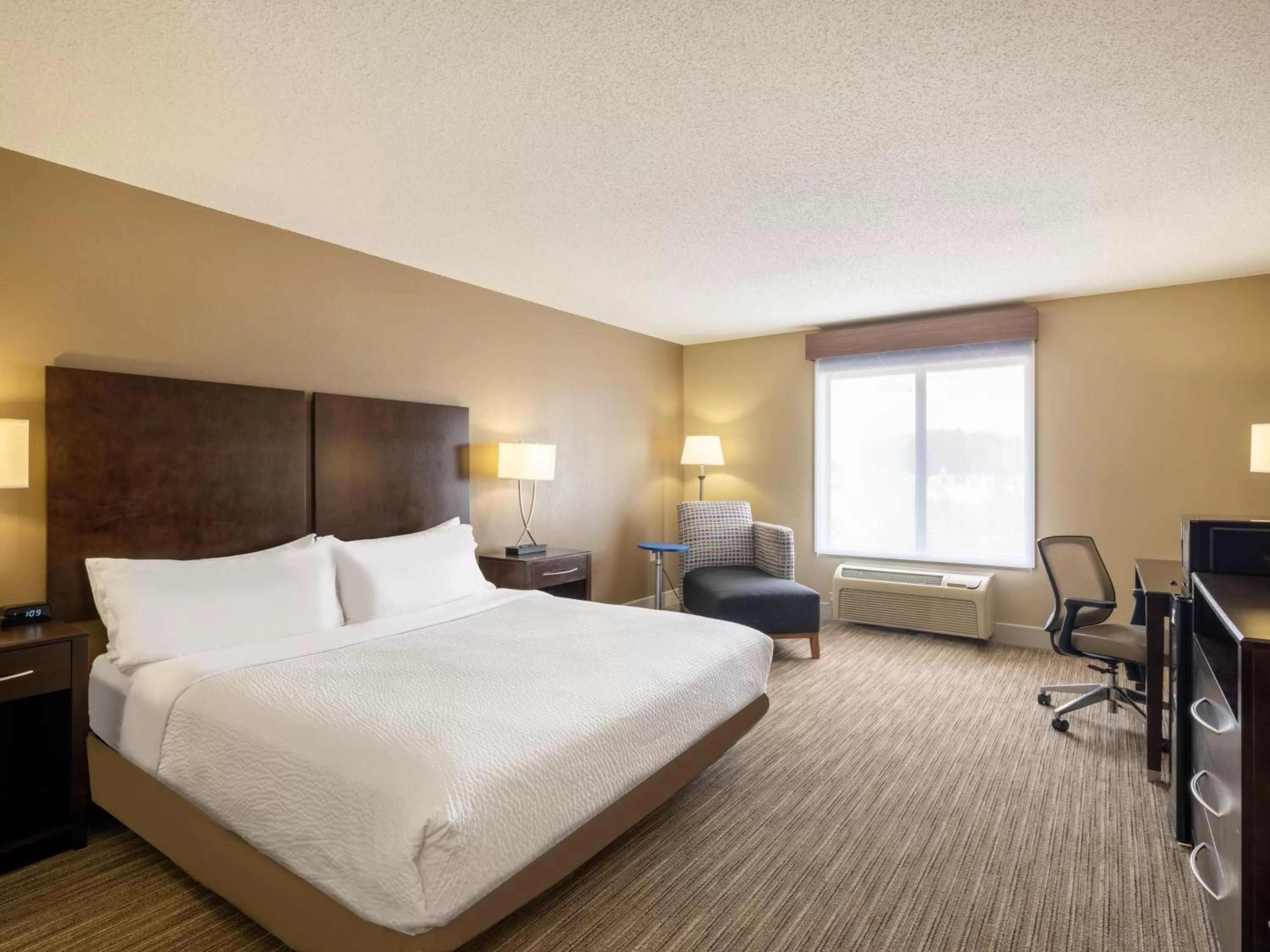 Photo of the whole room, Bed in Holiday Inn Express Gas City by IHG