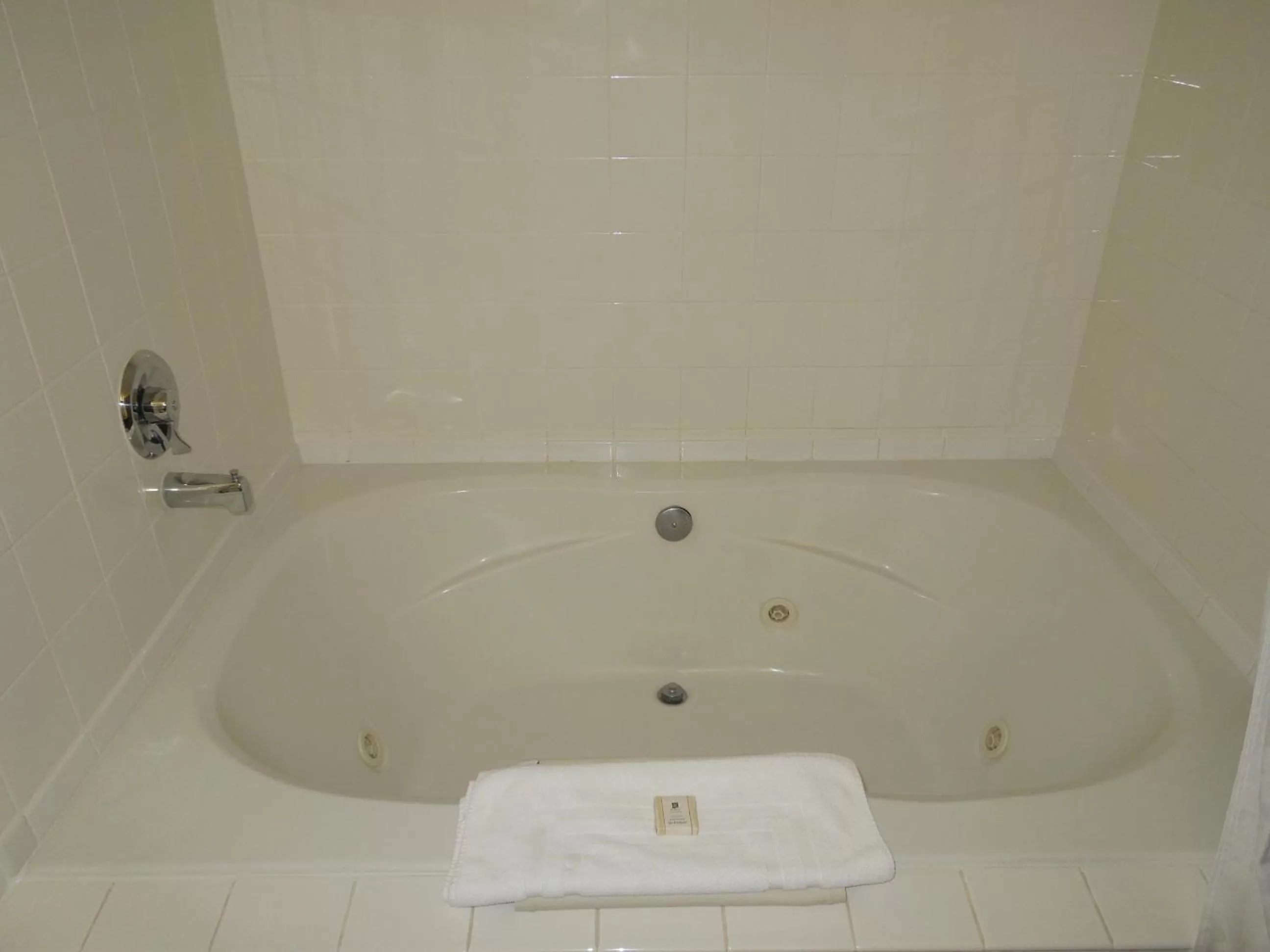 Bathroom in Ebb Tide Oceanfront Inn