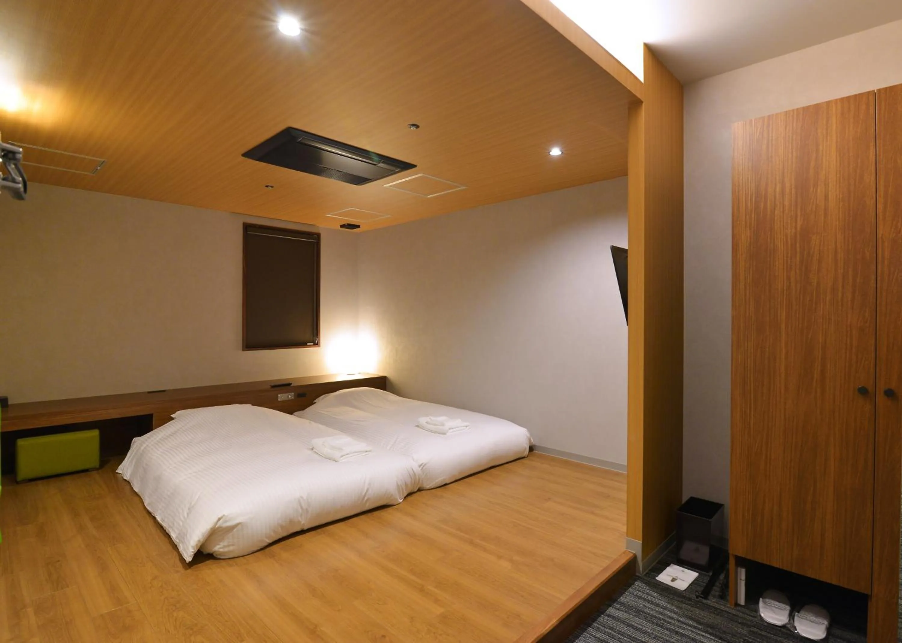 Photo of the whole room, Bed in Gardens Cabin