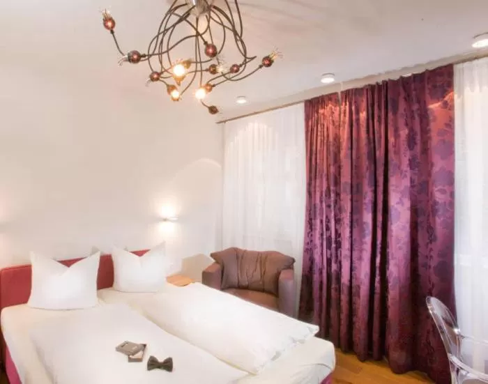 Bed in Hotel Münchner Hof und Blauer Turm