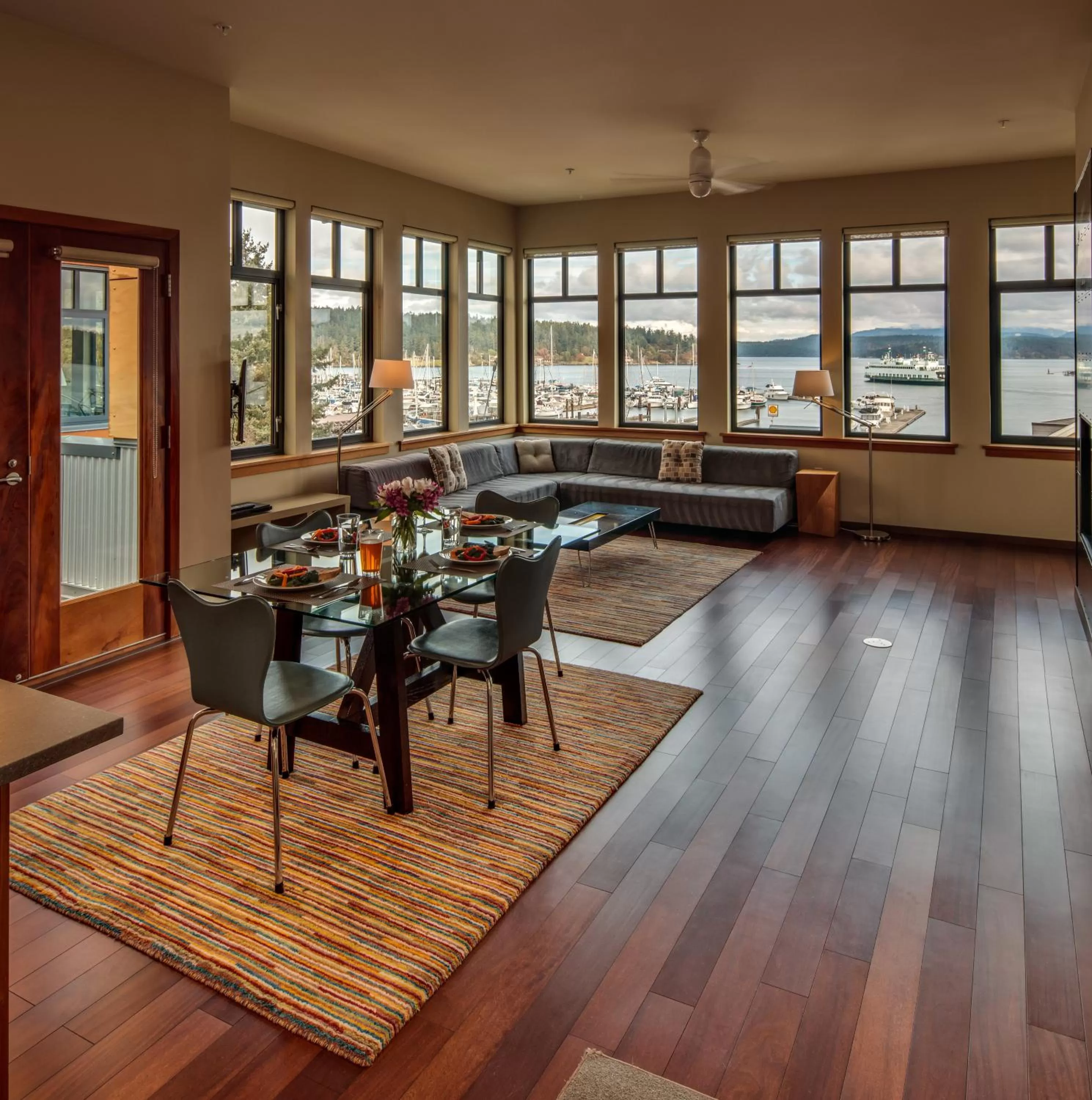 TV and multimedia, Restaurant/Places to Eat in Island Inn at 123 West