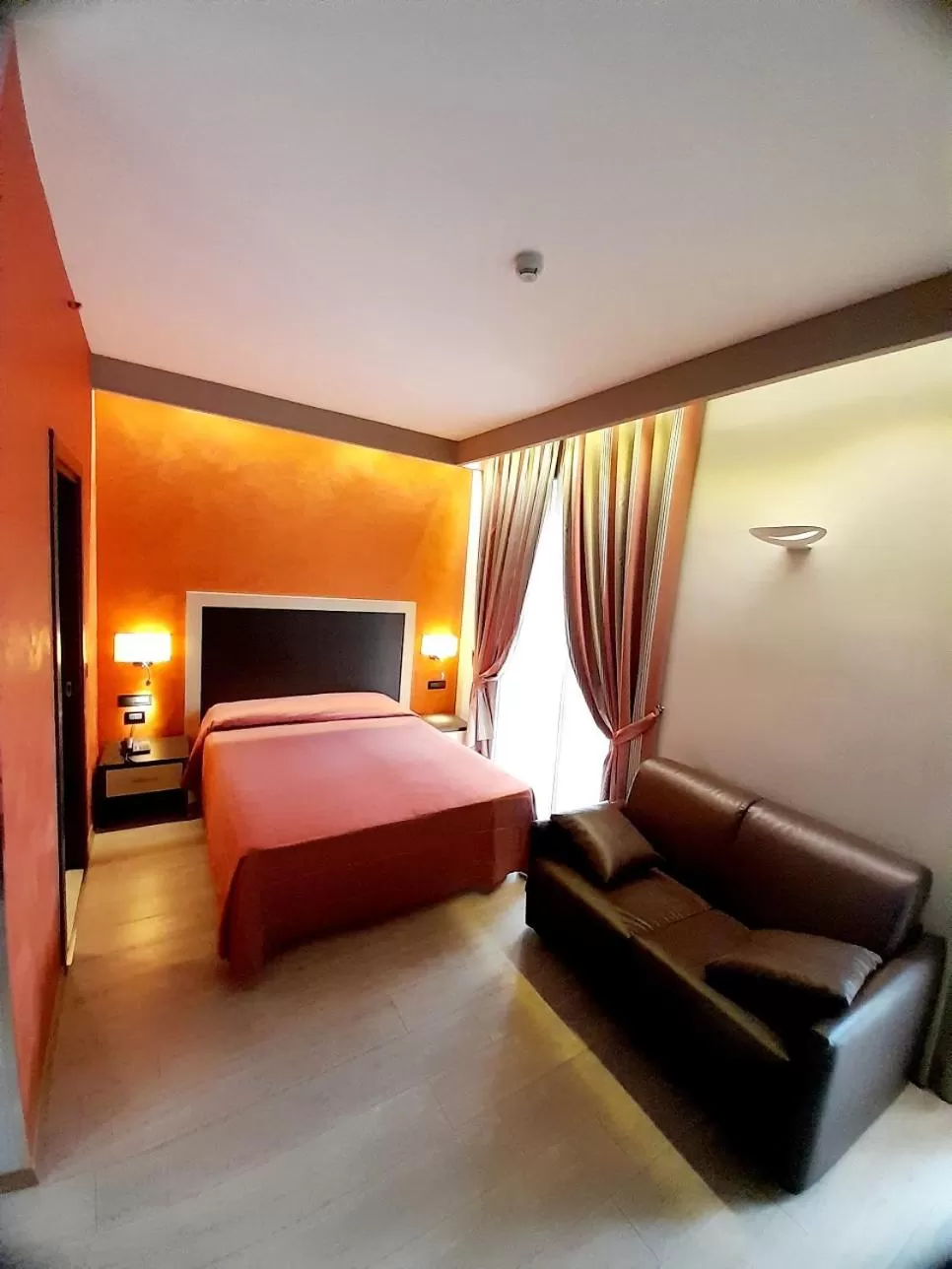 Bedroom, Bed in Hotel Continental