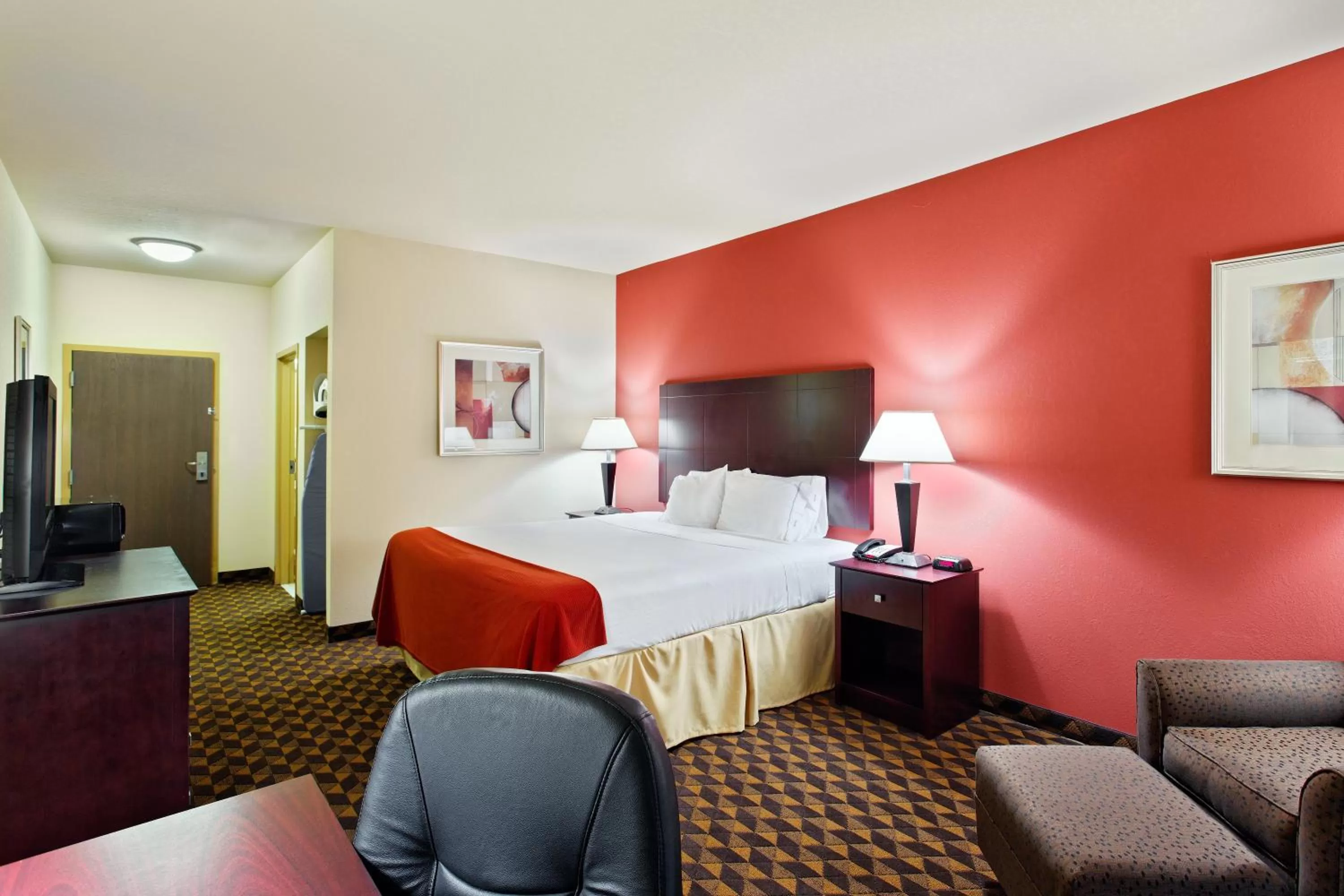 Photo of the whole room, Bed in Holiday Inn Express & Suites Malvern by IHG