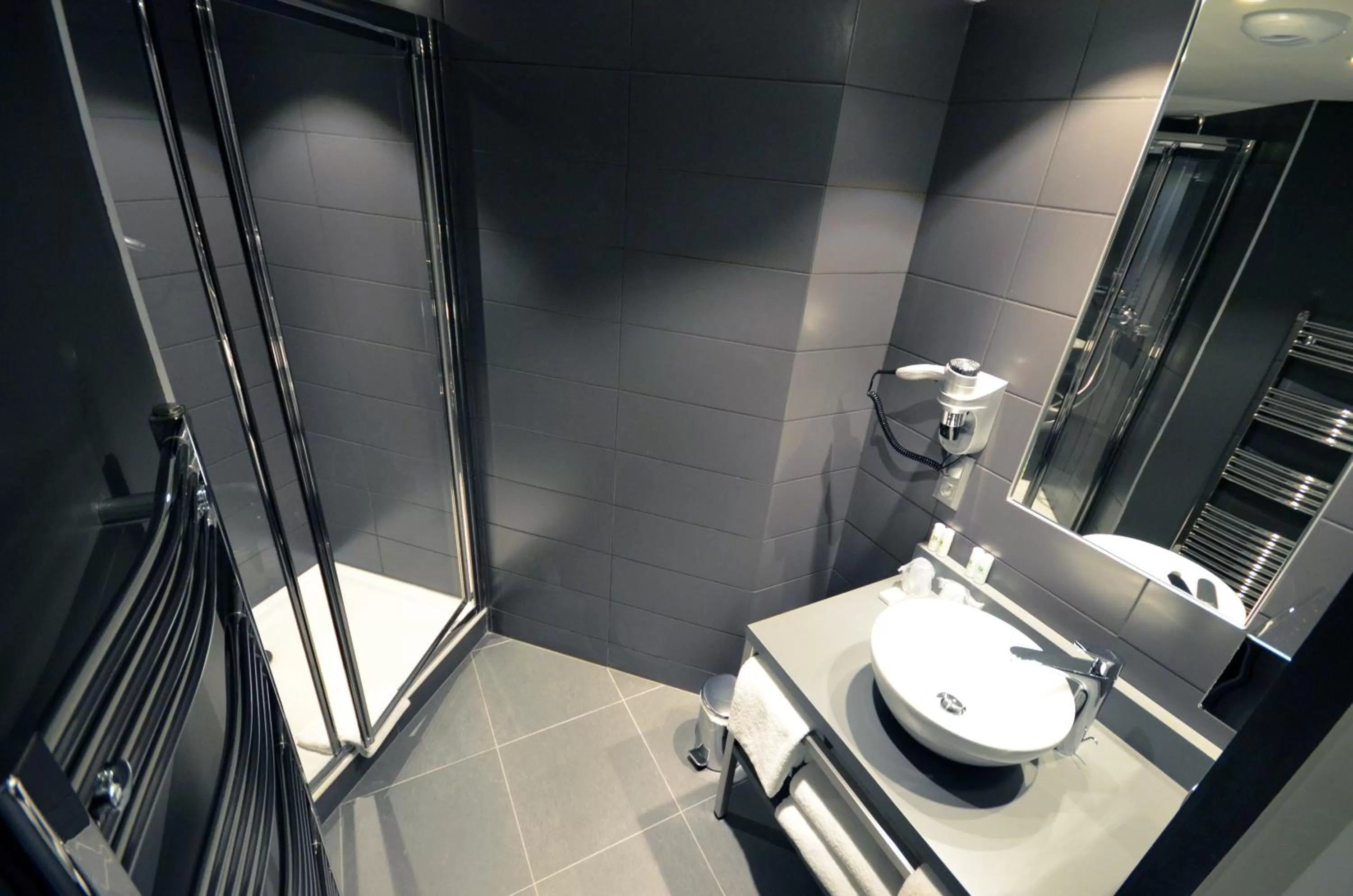Bathroom in Holiday Inn Dijon Toison D'or by IHG