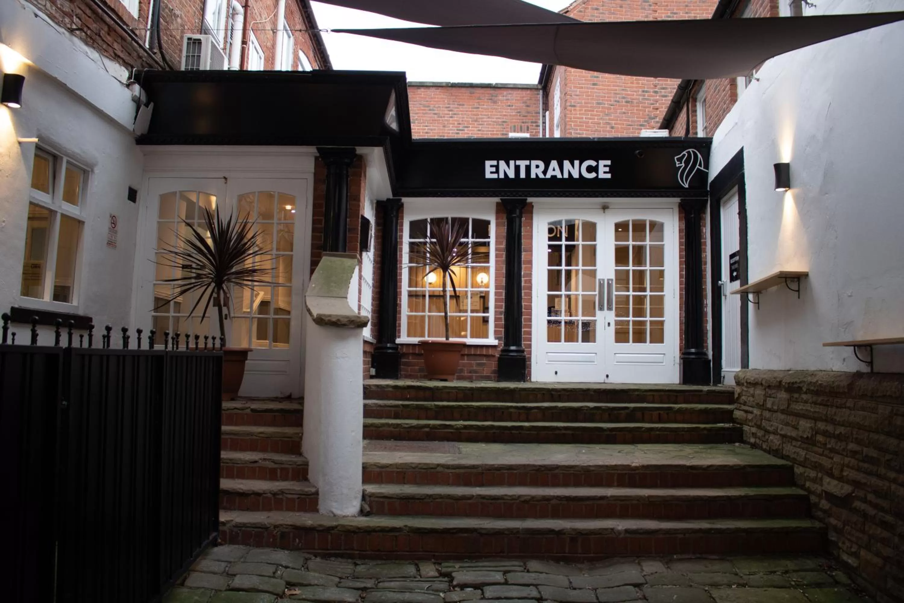 Facade/entrance in Lion Hotel