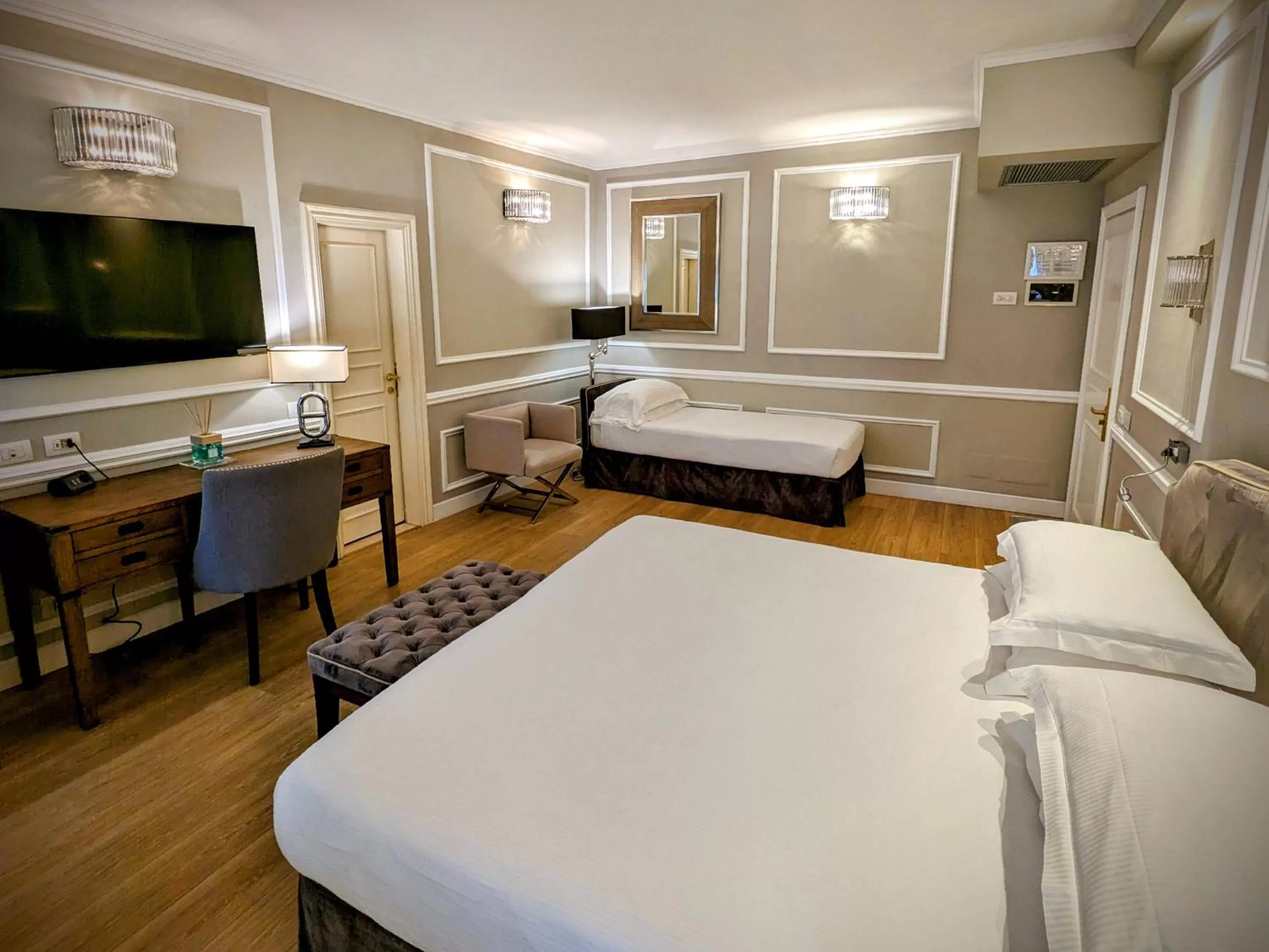 Bed in FH55 Hotel Calzaiuoli