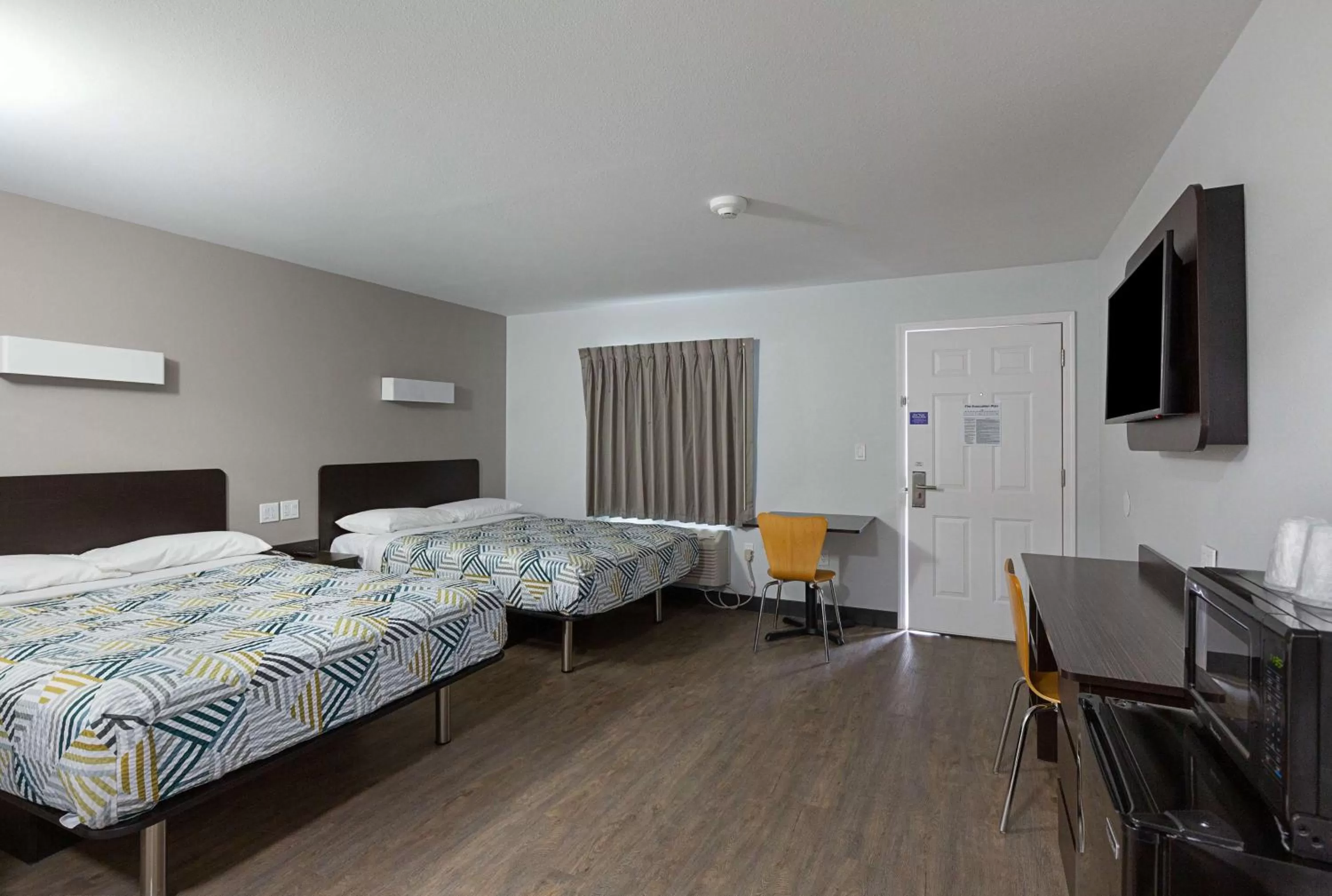 Photo of the whole room, Bed in Motel 6-Show Low, AZ