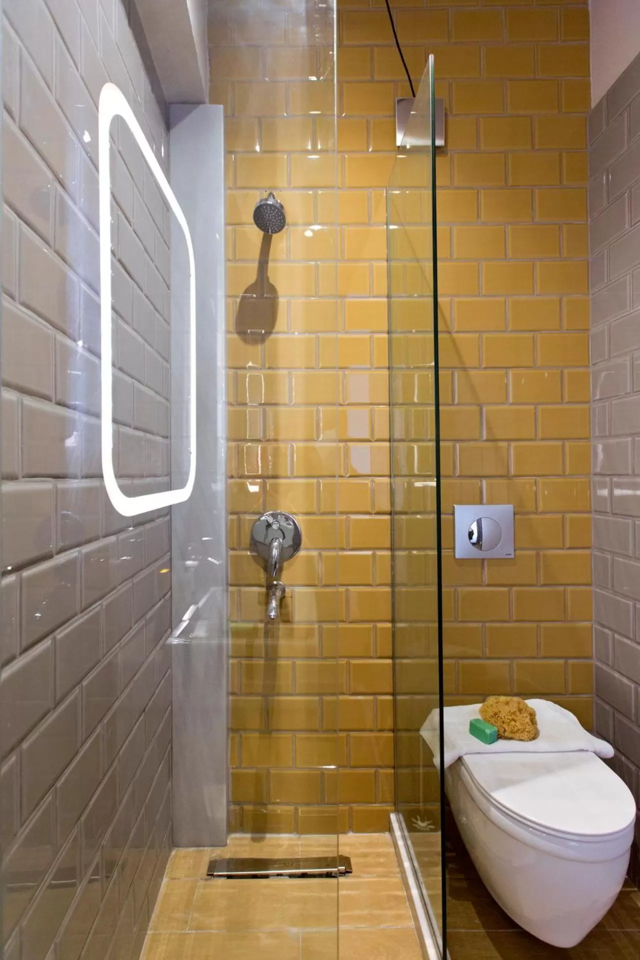 Shower in LOC HOSPITALITY Urban Suites