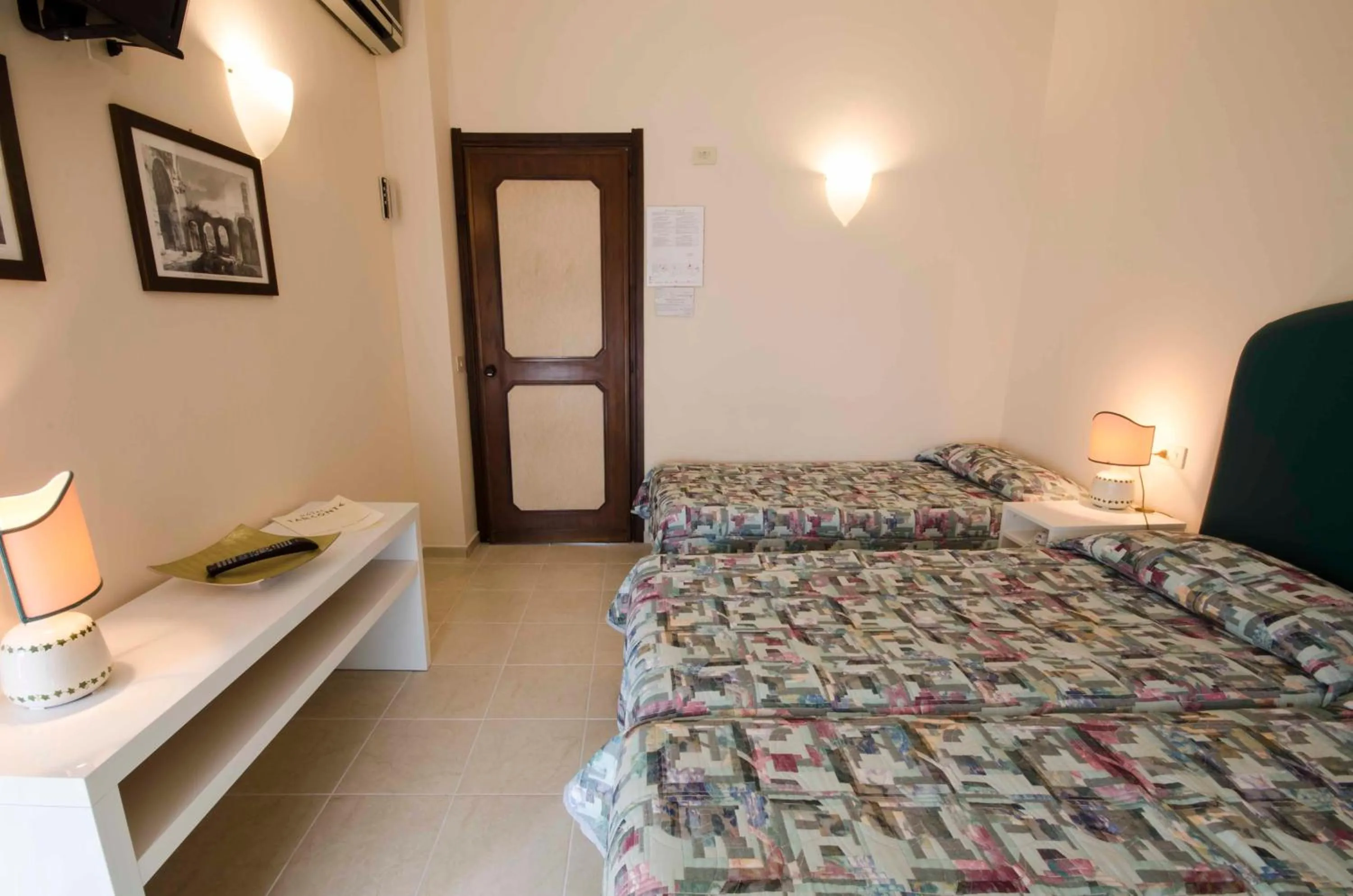 Photo of the whole room, Bed in Hotel Tarconte