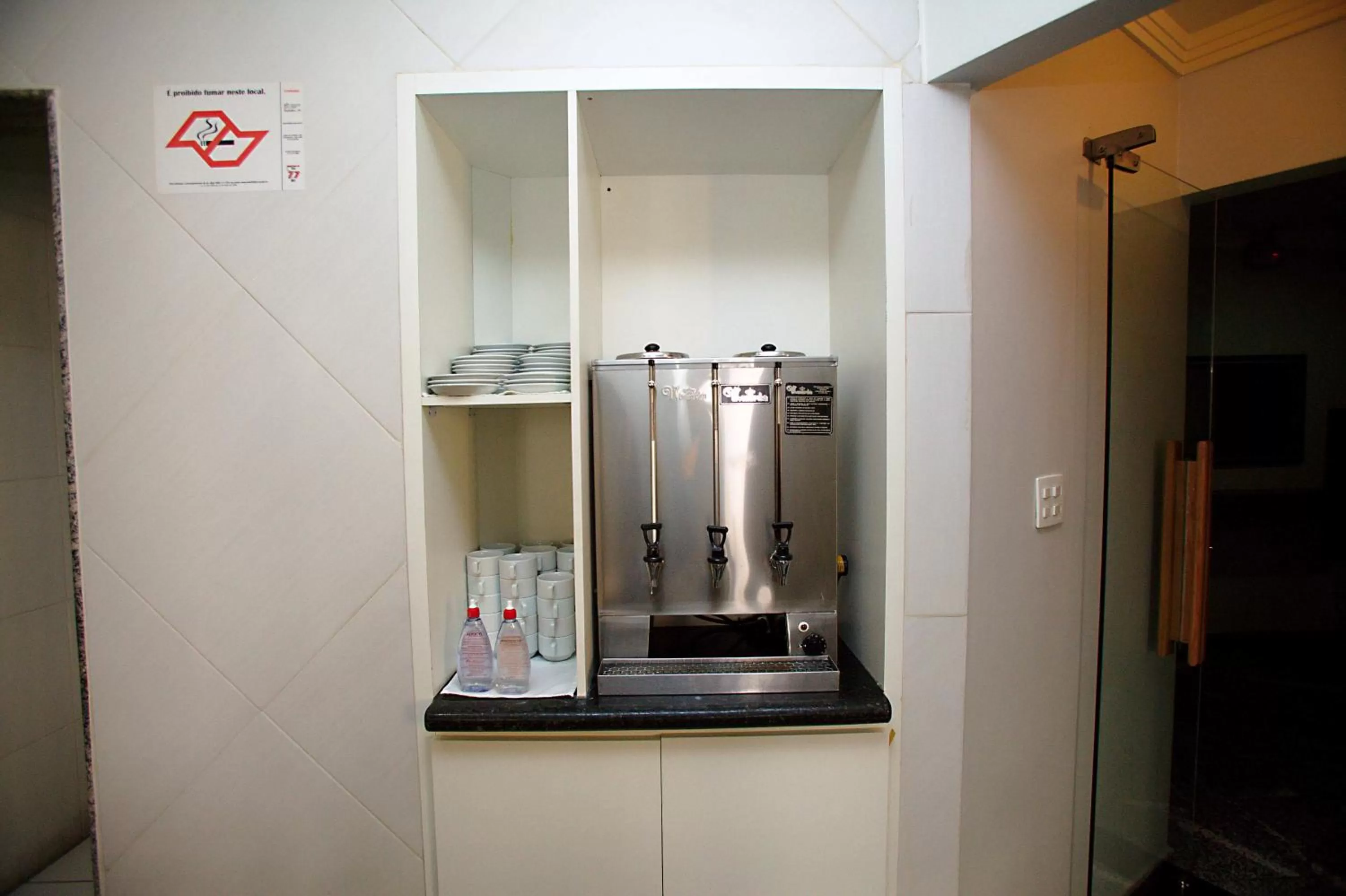 Restaurant/places to eat in Cinelandia Hotel