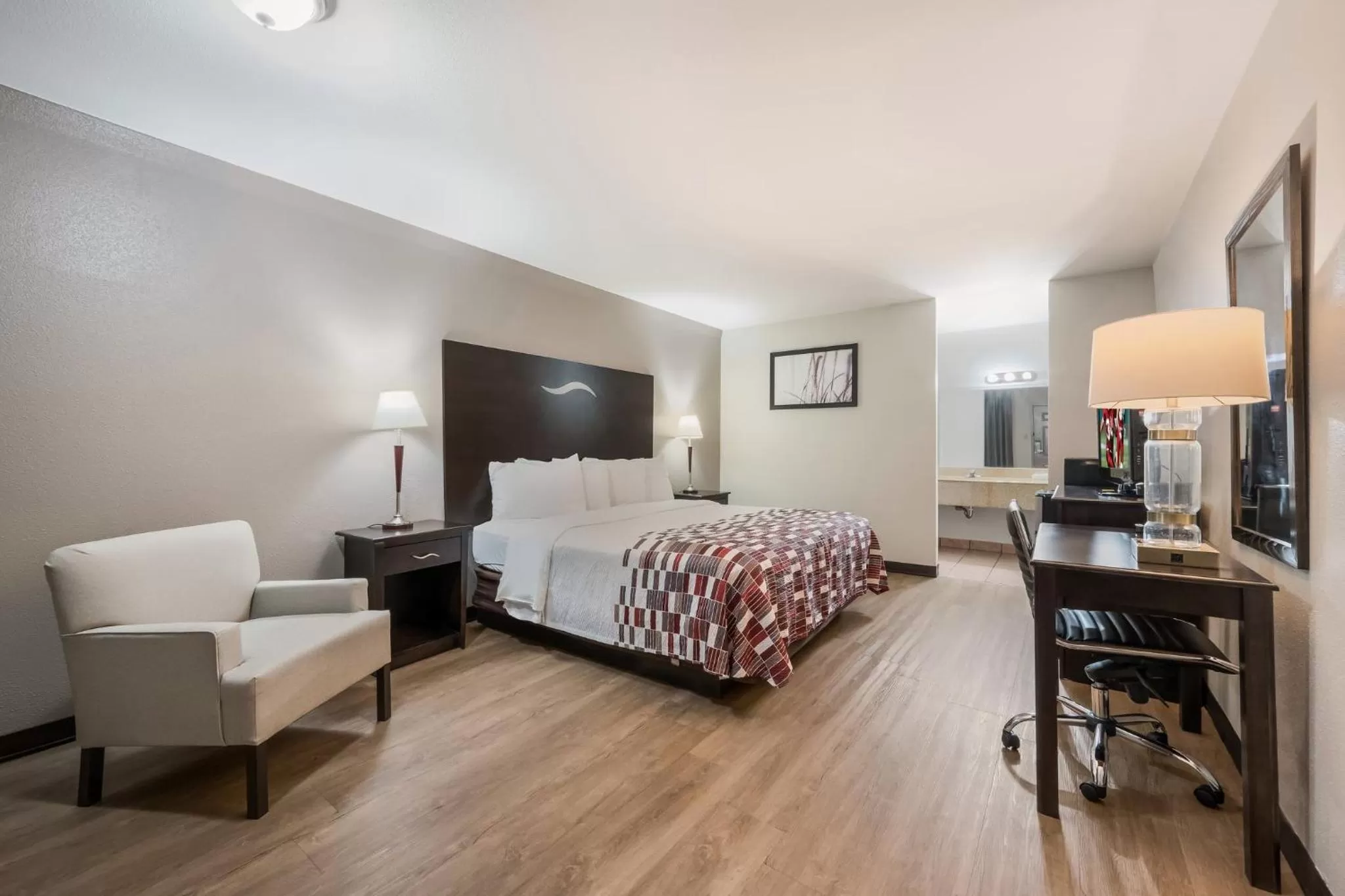 Photo of the whole room, Bed in Red Roof Inn College Station