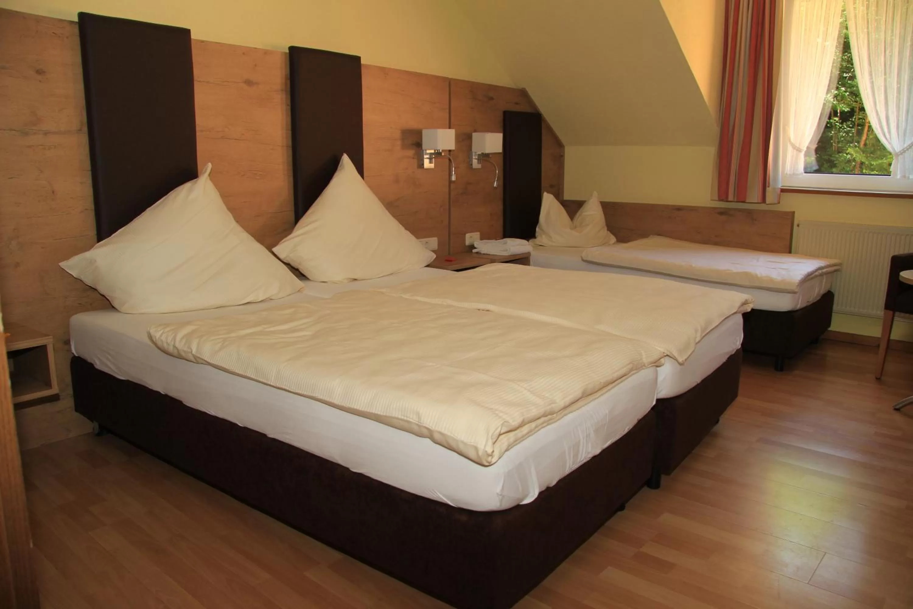 Bed in Waldhotel Albachmühle mit Albacher Stuben