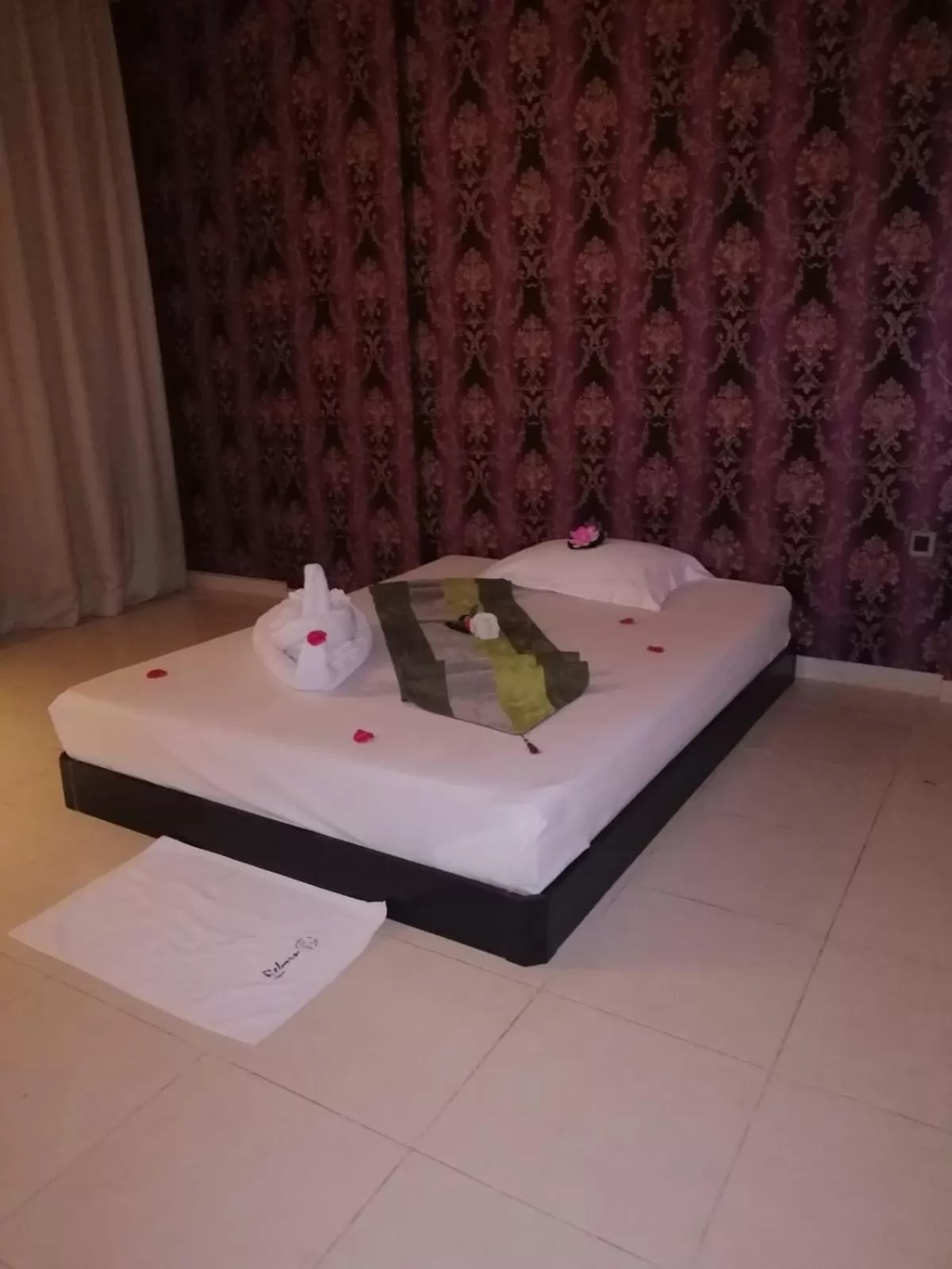 Spa and wellness centre/facilities, Bed in Ramee Palace Hotel