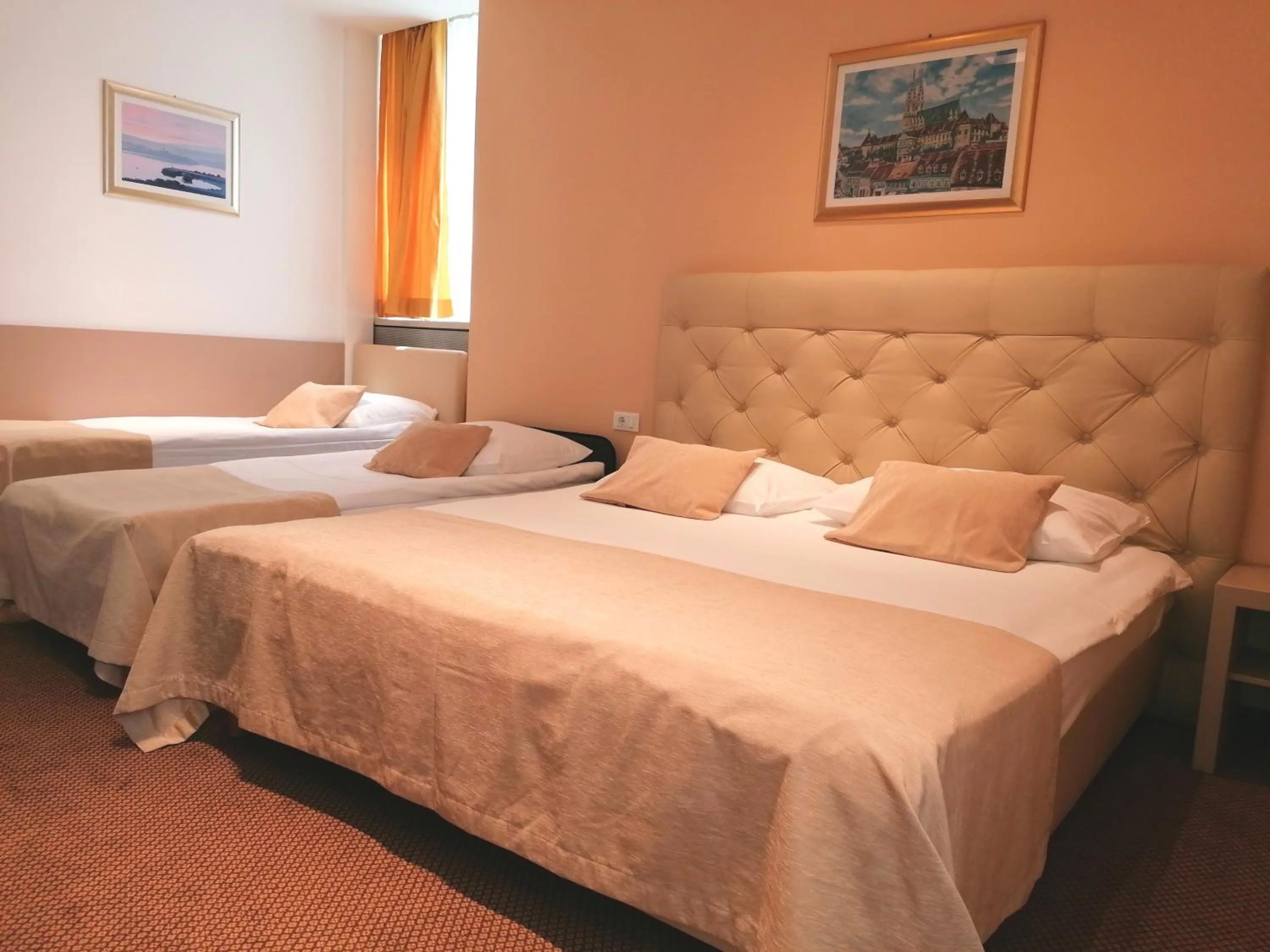 Photo of the whole room, Bed in Hotel Central