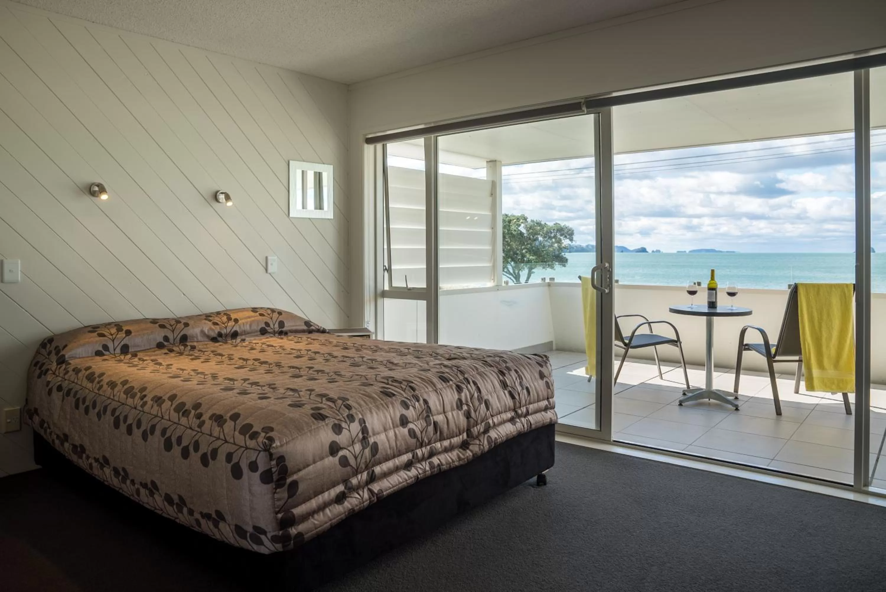 View (from property/room), Bed in The Oceanside Motel