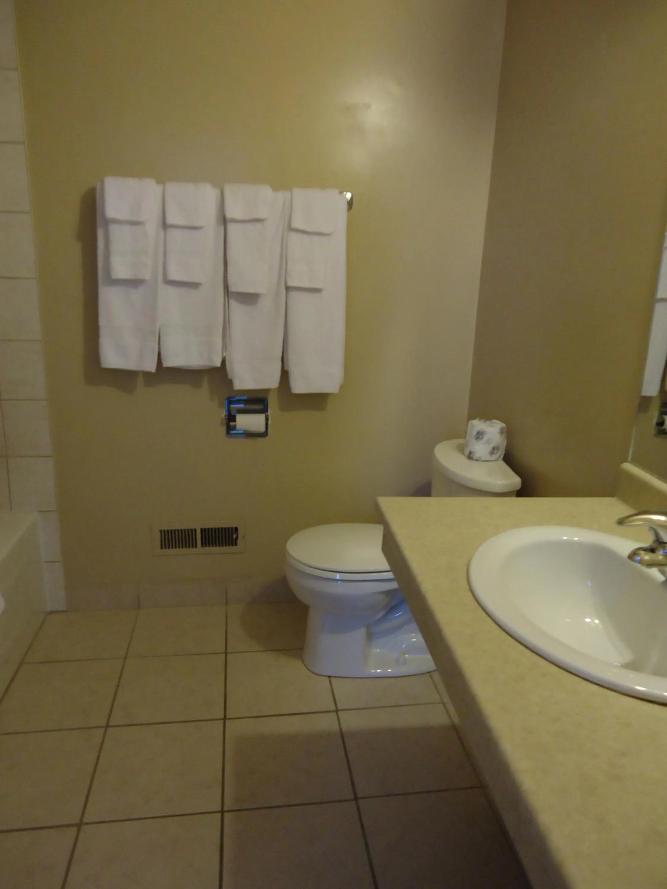 Bathroom in Kingsway Inn