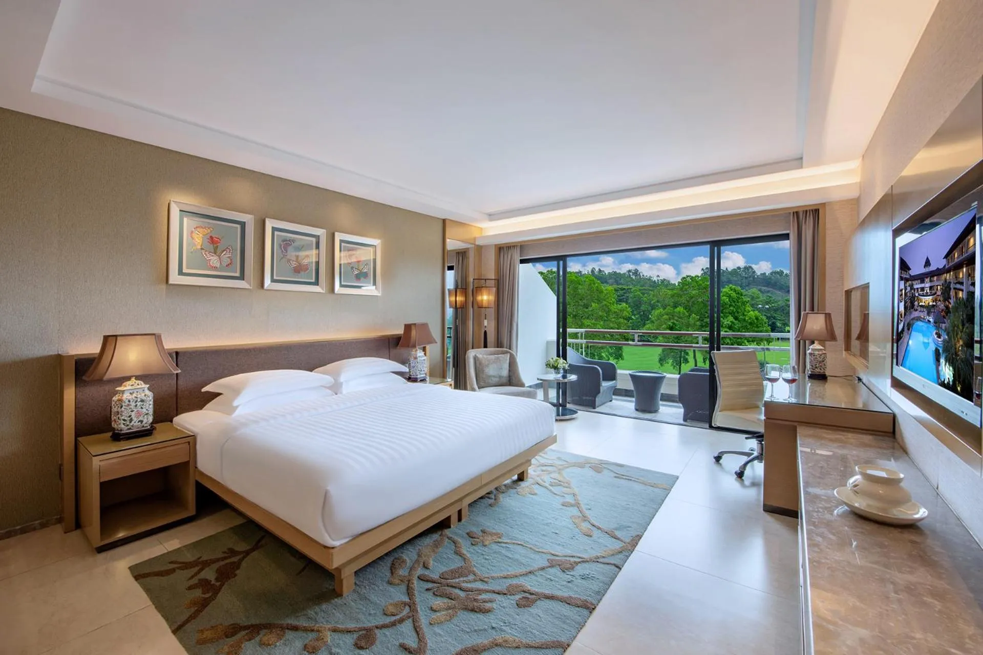 Photo of the whole room, Bed in Mission Hills Hotel Resorts Shenzhen