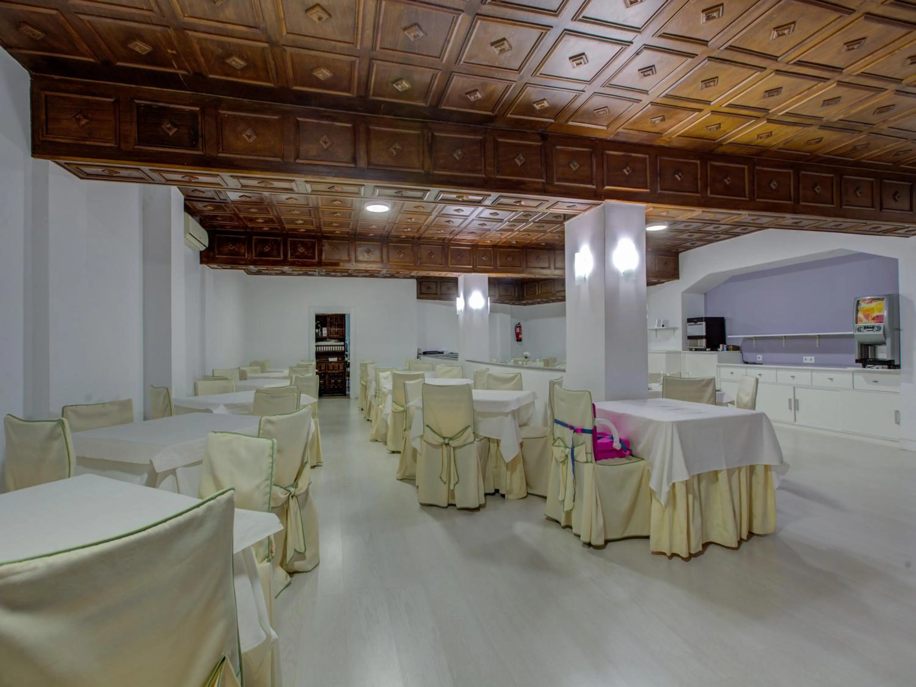 Restaurant/places to eat in Emperatriz I