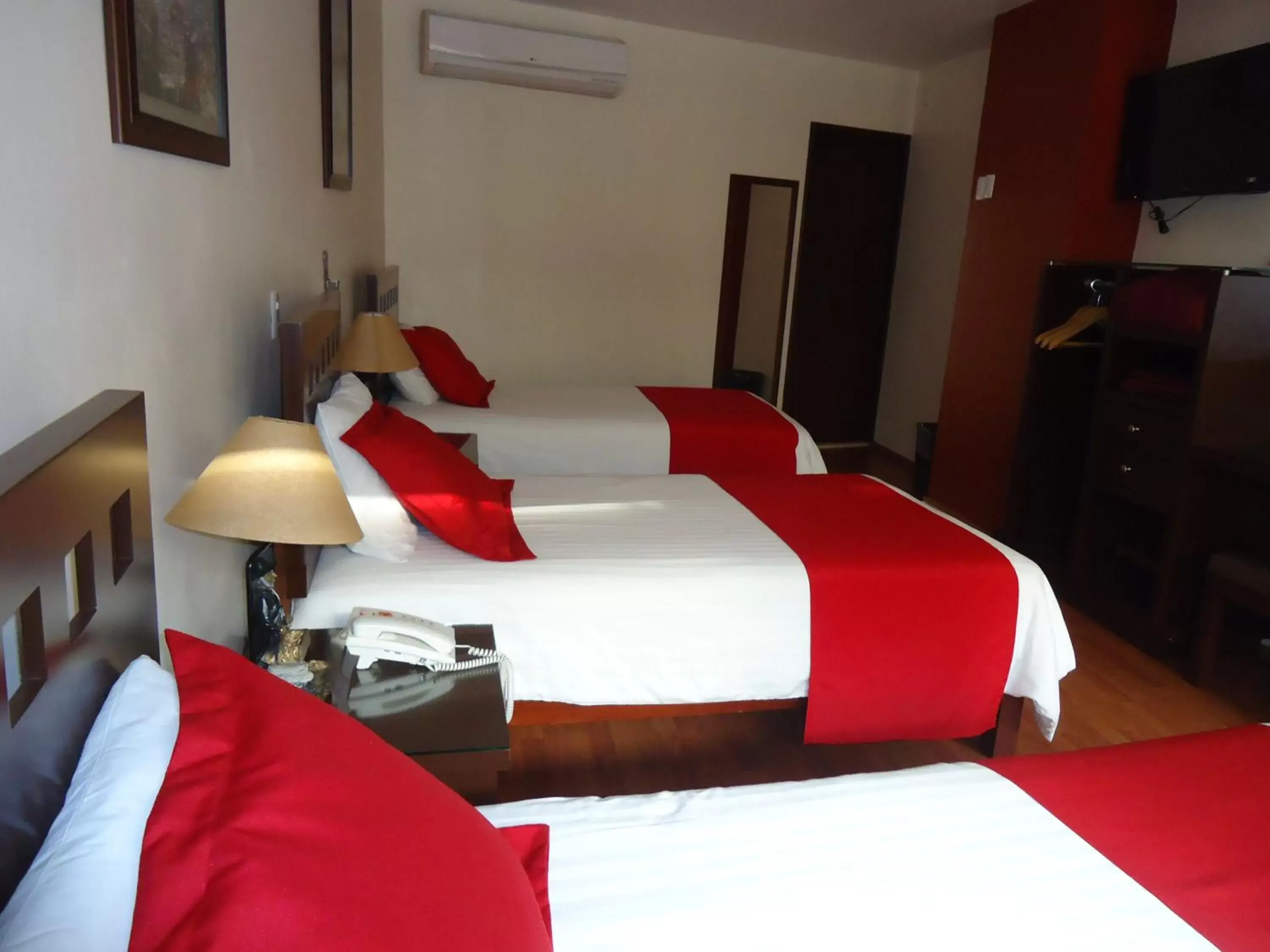 Triple Room in Hotel Plaza San Carlos Triple Room in Hotel Plaza San Carlos