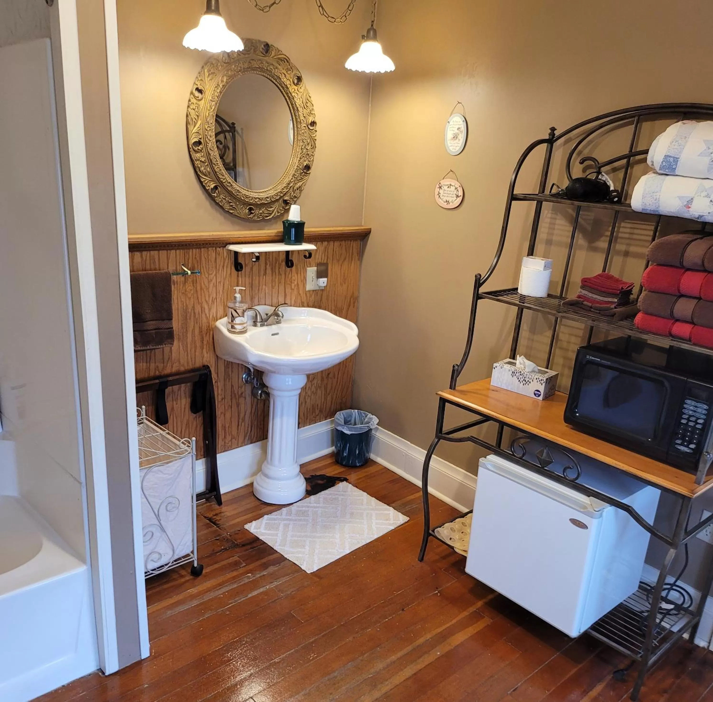 Bathroom in Prairie House Manor Bed and Breakfast