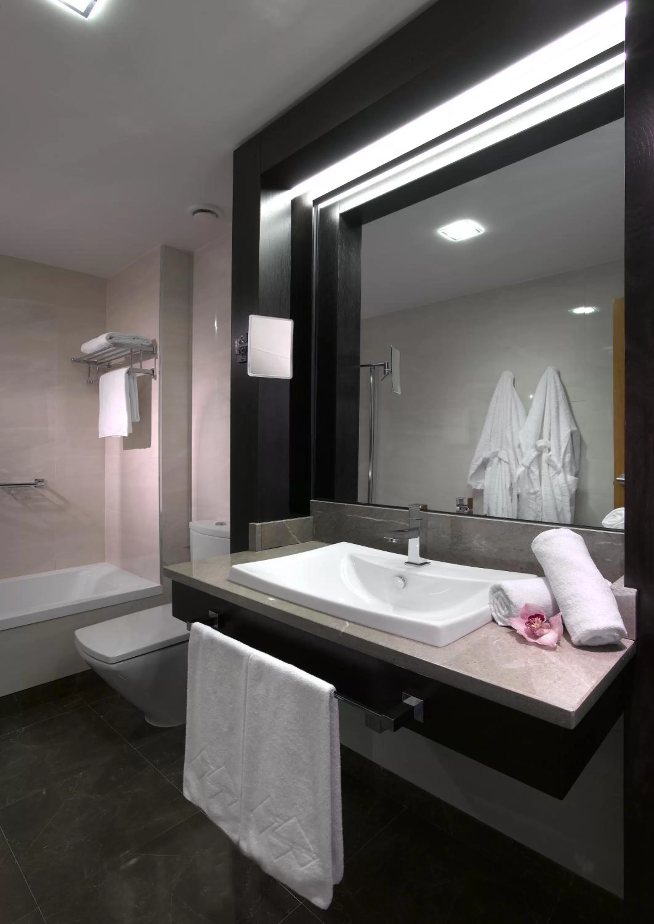 Bathroom, Bed in Hotel Macià Real De La Alhambra