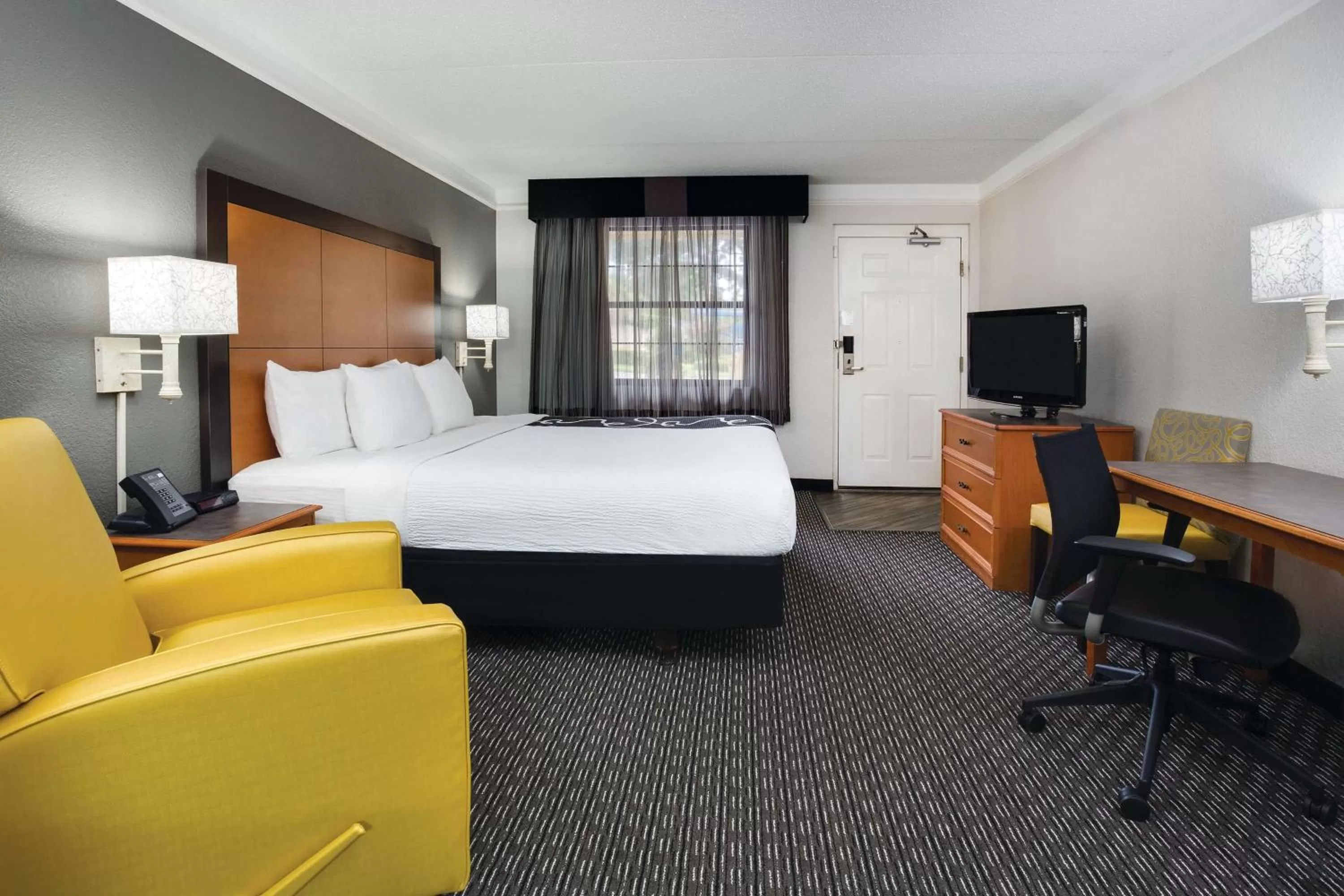 Photo of the whole room, Bed in Days Inn by Wyndham Gainesville Florida