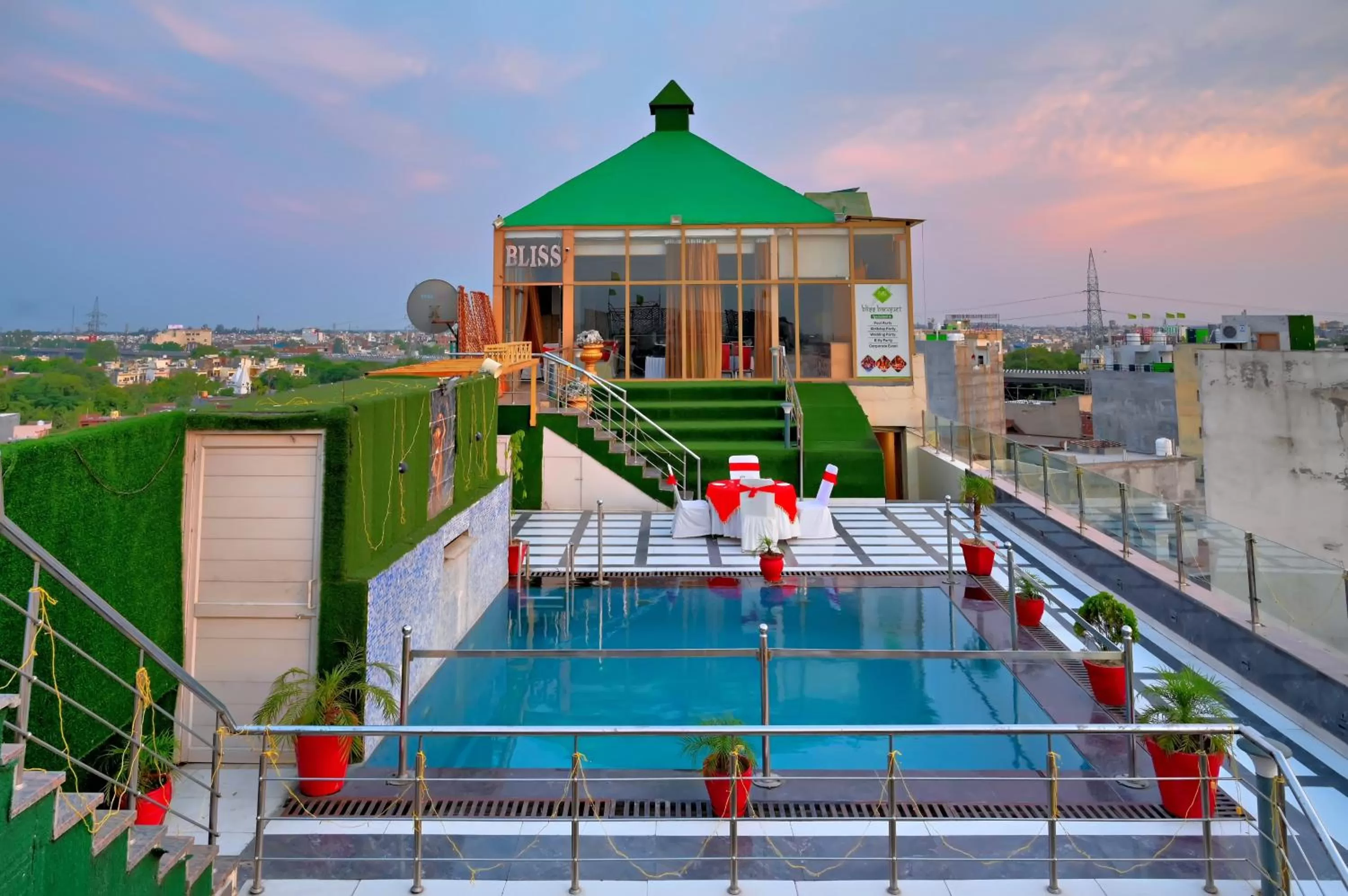 Swimming pool in Crestline Sallow Club