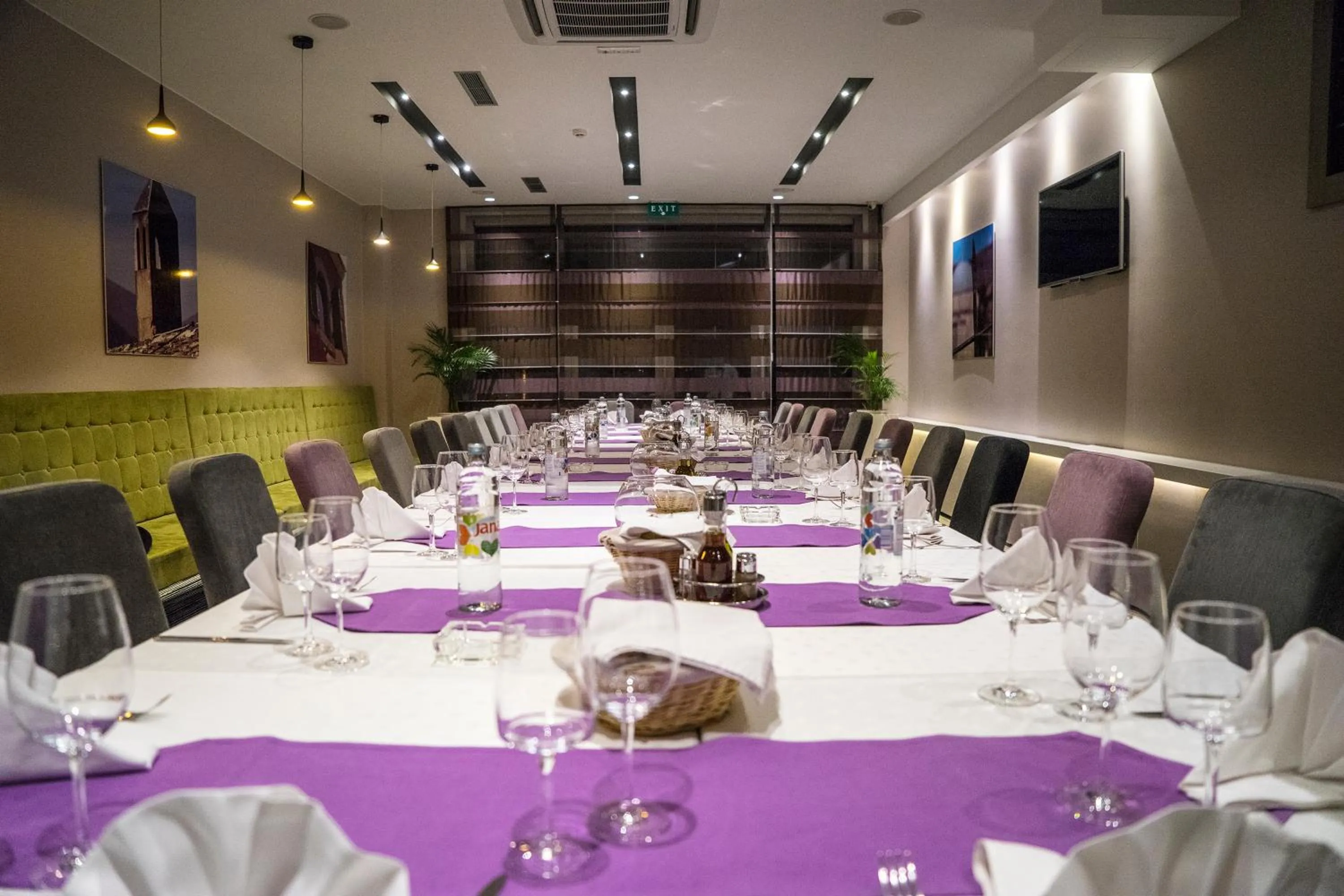 Restaurant/places to eat in Hotel Eden