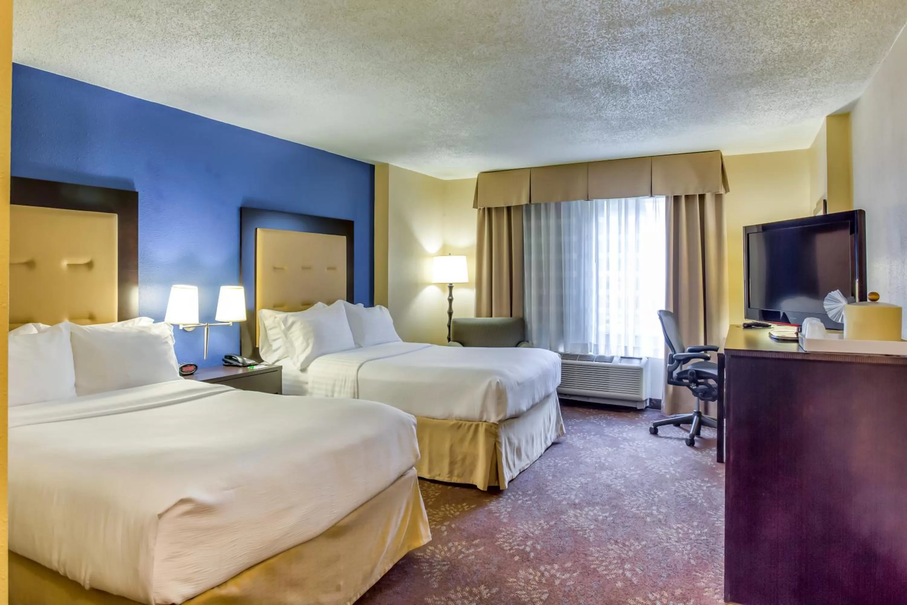 Photo of the whole room, Bed in Holiday Inn Indianapolis North-Carmel by IHG