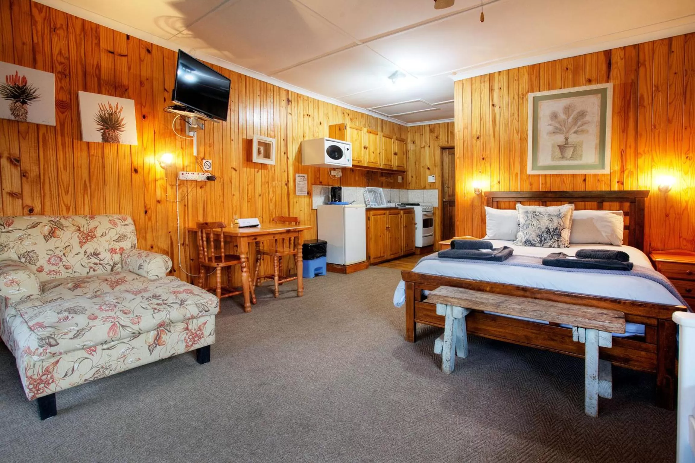 Photo of the whole room, Bed in The Spotted Grunter Resort
