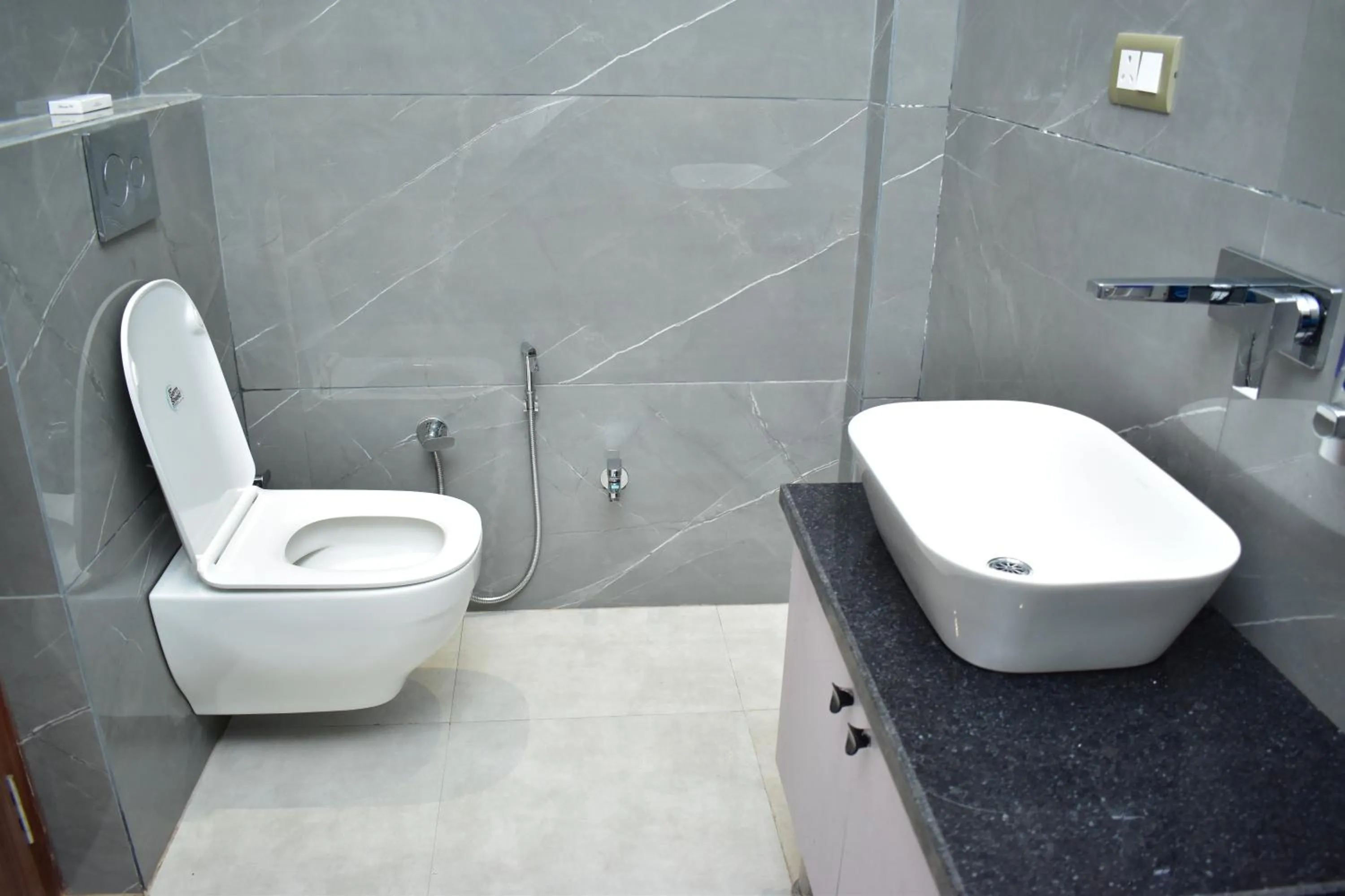 Shower in Qotel Comfort Ashok Vihar - Near Delhi University