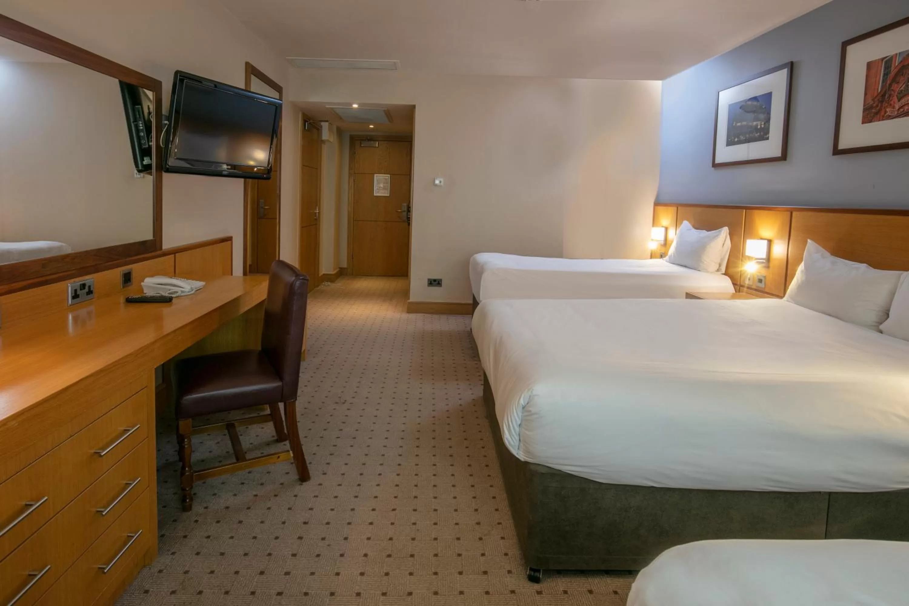 Bedroom, Bed in The Crown London, WorldHotels Distinctive