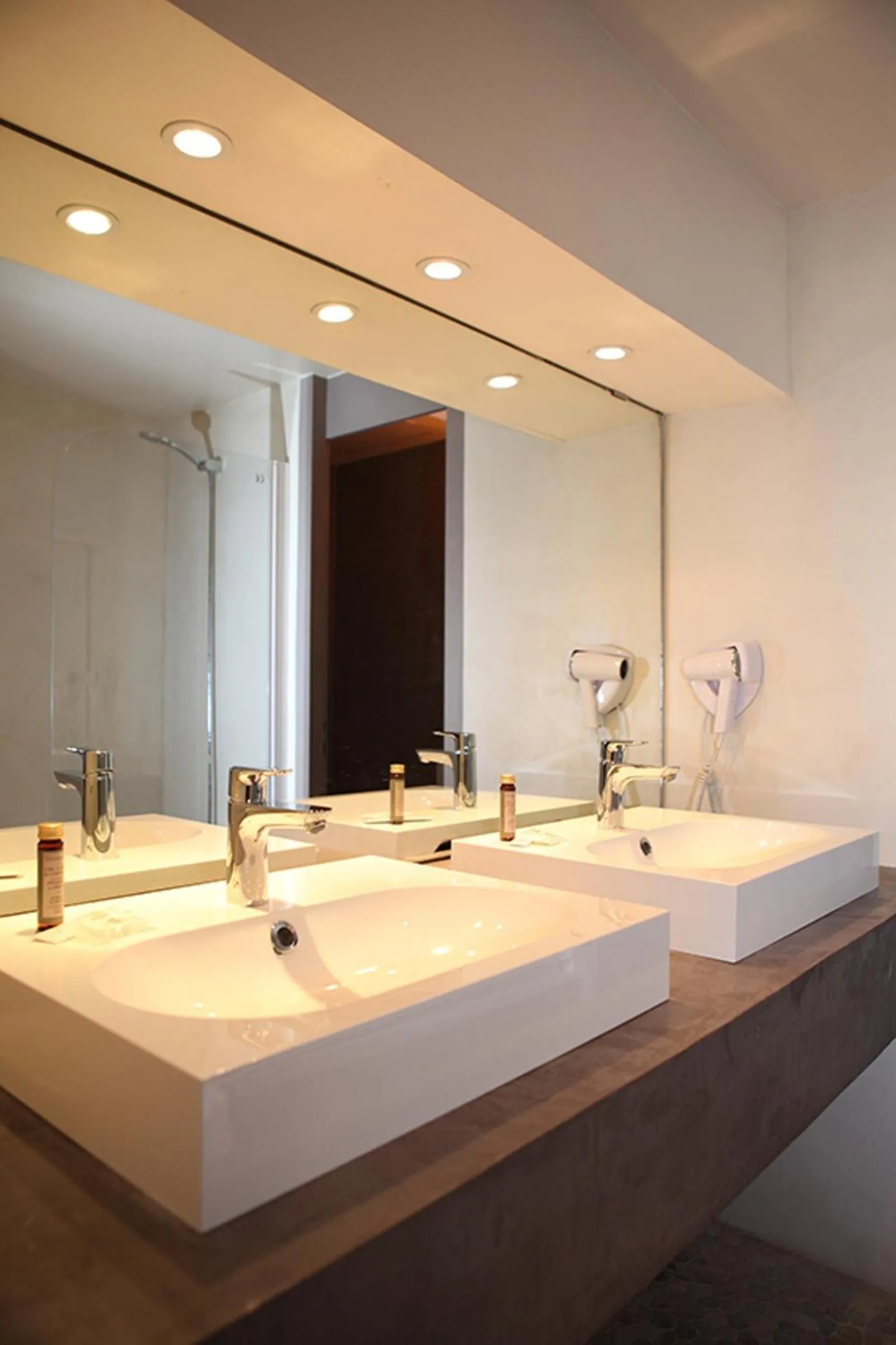 Bathroom in Hôtel Le Roncevaux