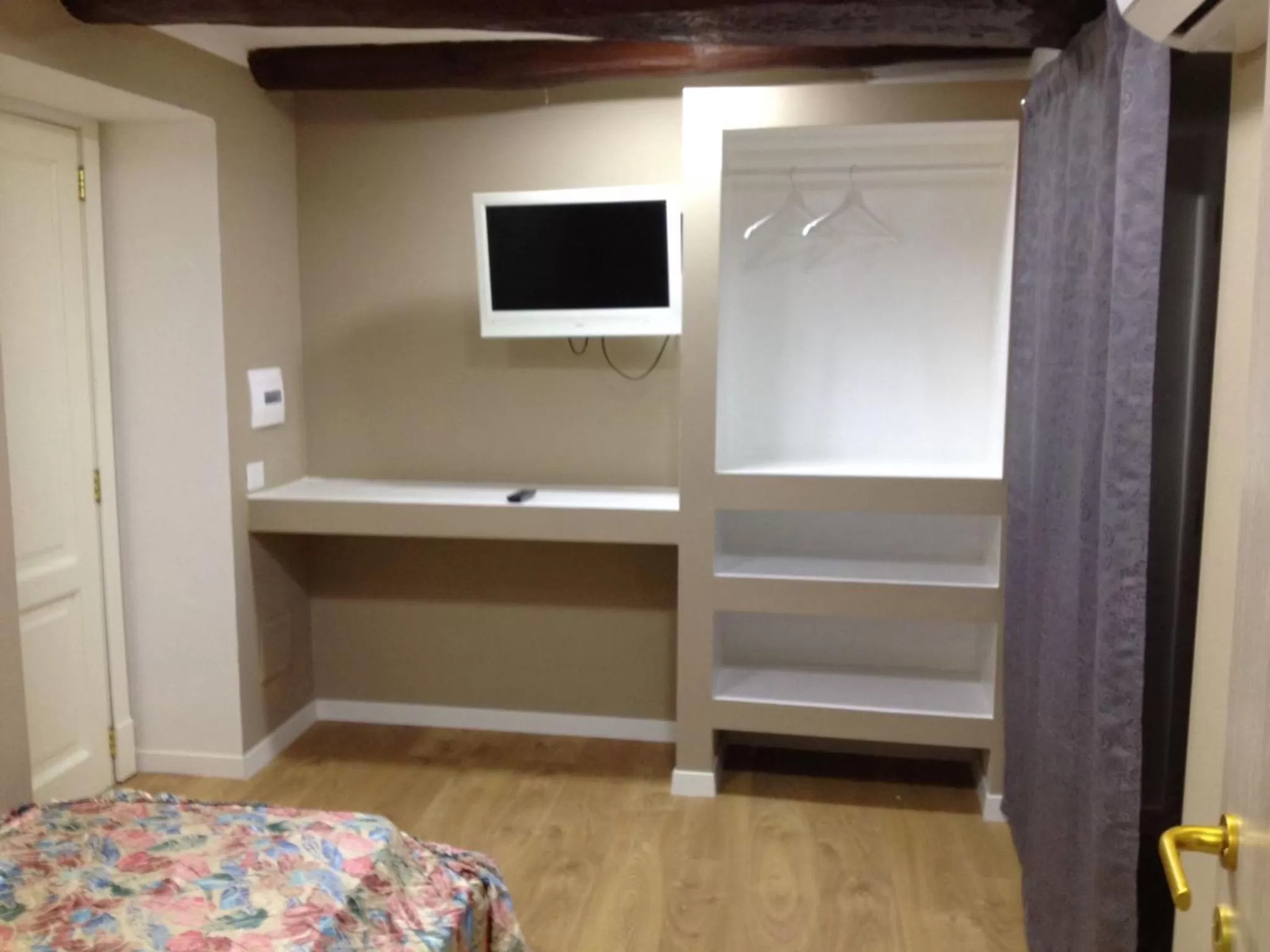 Bedroom, TV/Entertainment Center in B&B Napoli Centro Storico