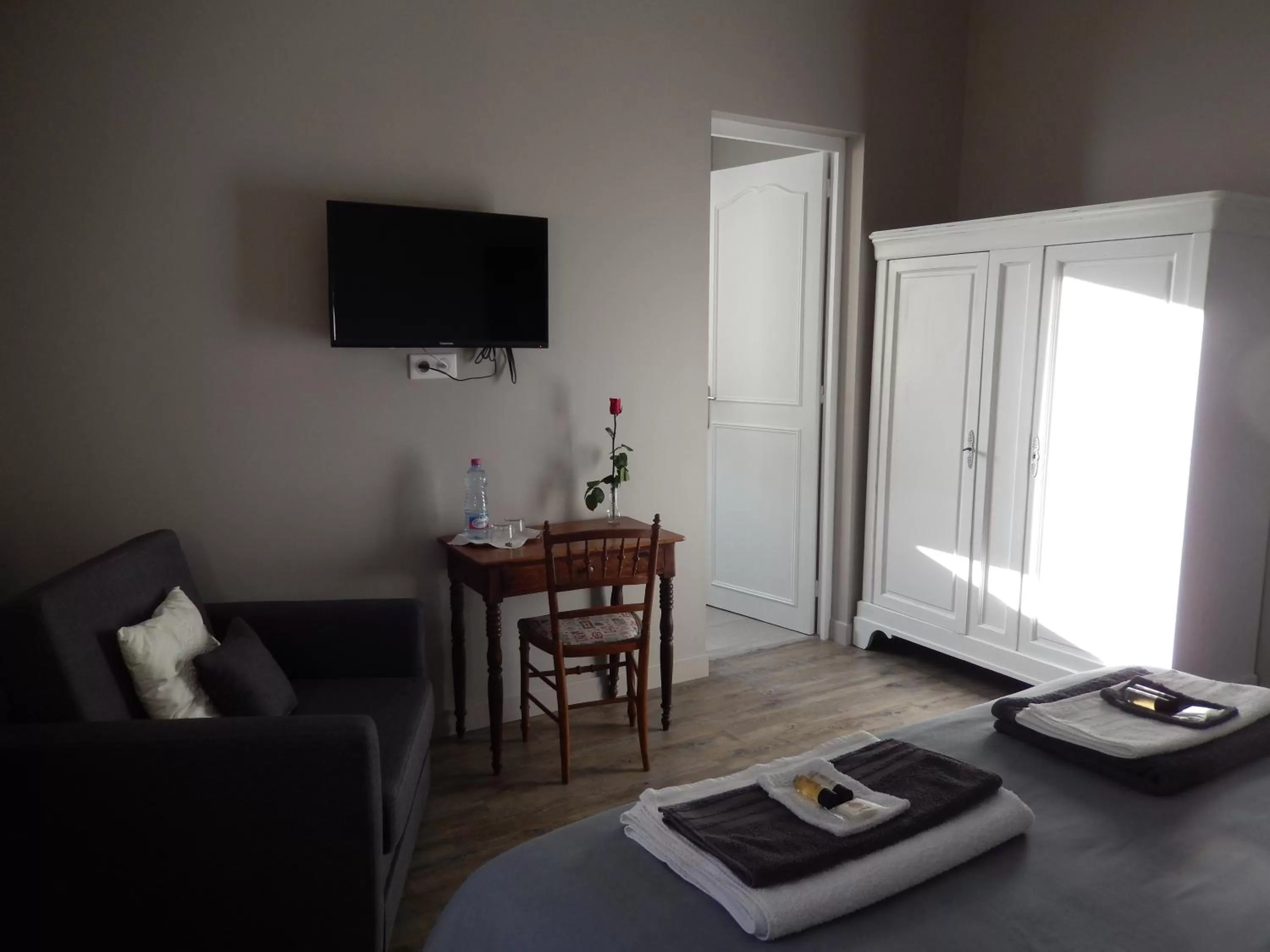 Photo of the whole room, TV/Entertainment Center in Domaine verte vallée