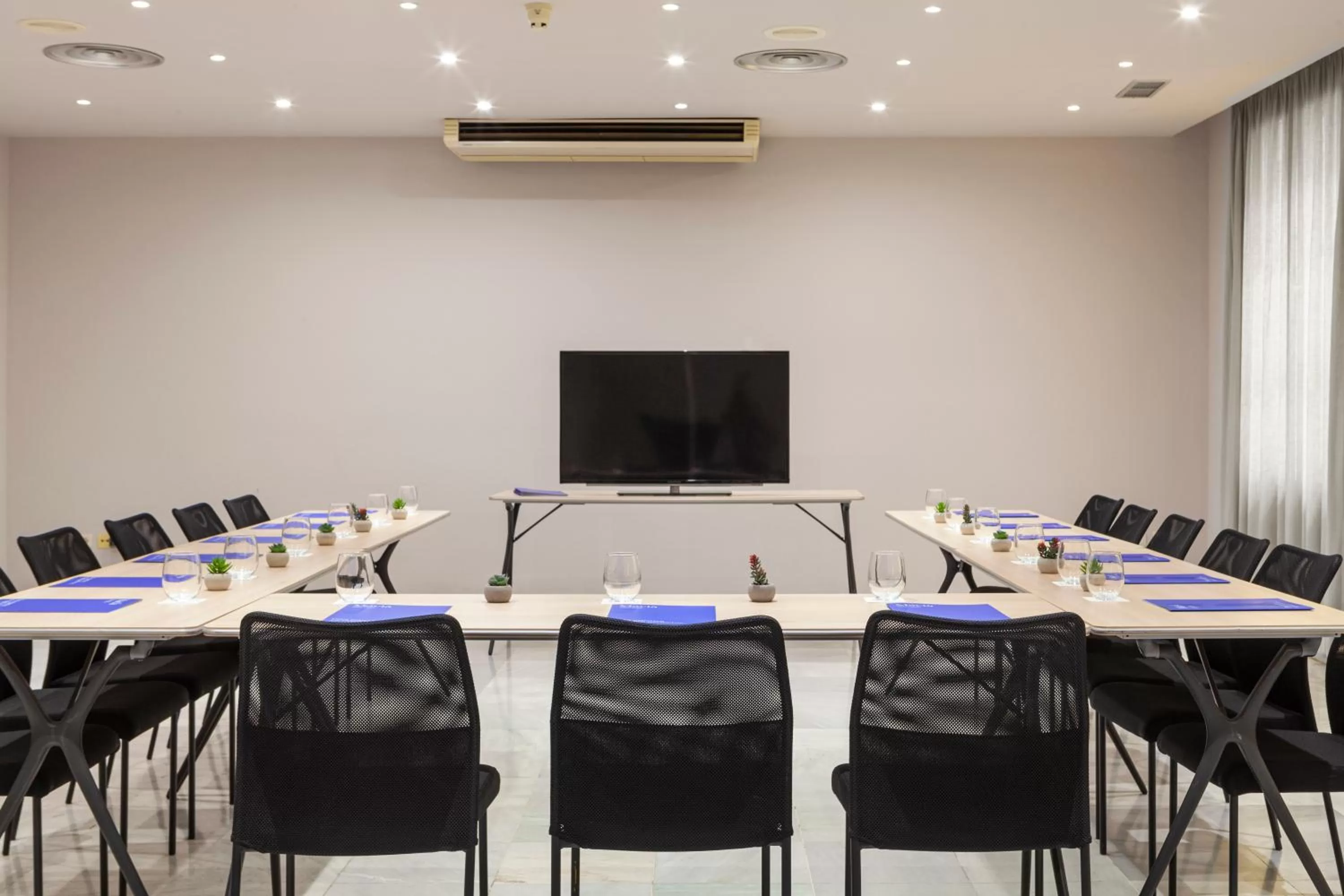 Meeting/conference room in Hotel Macià Alfaros