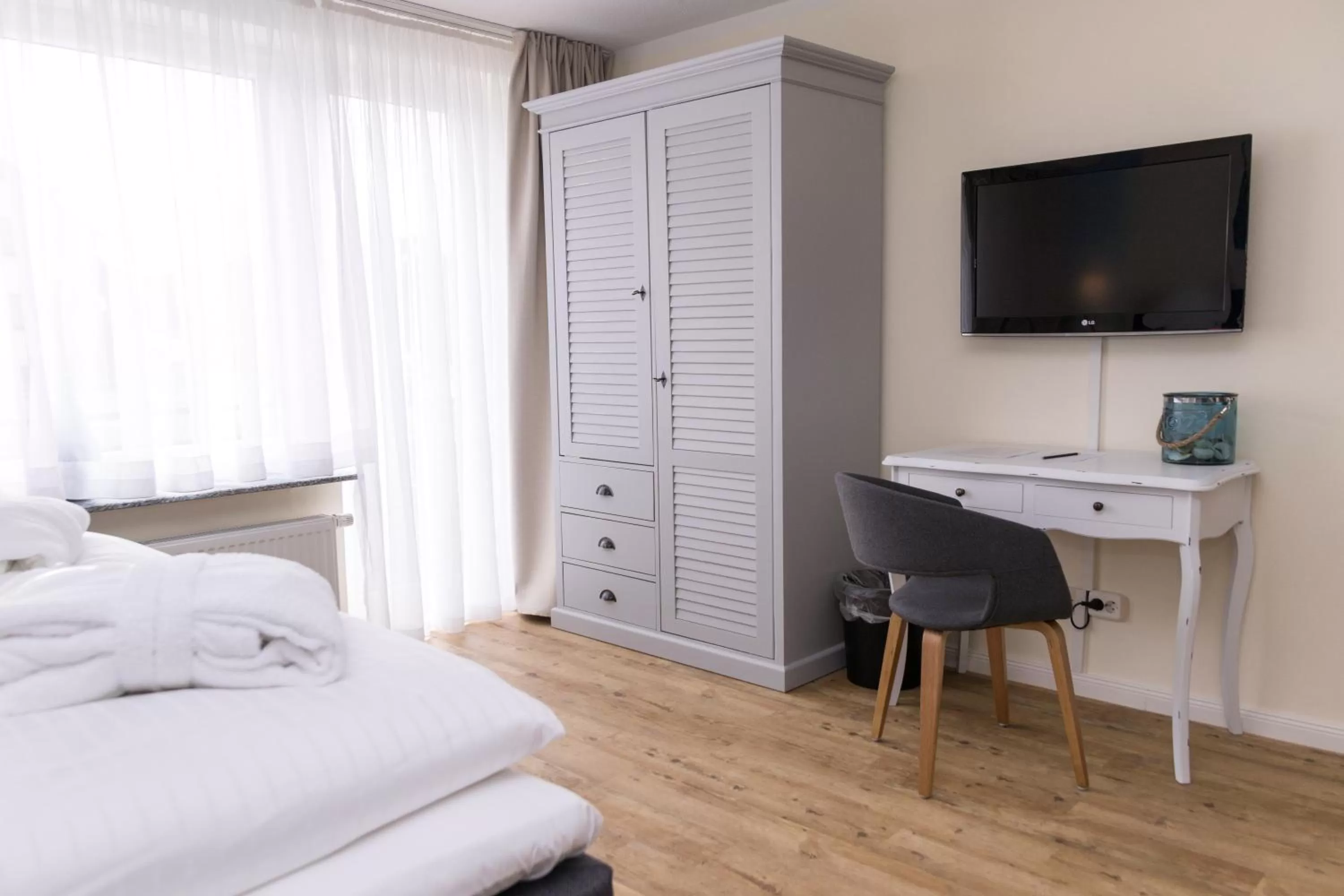 Photo of the whole room, Bed in Das Frühstückshotel Büsum