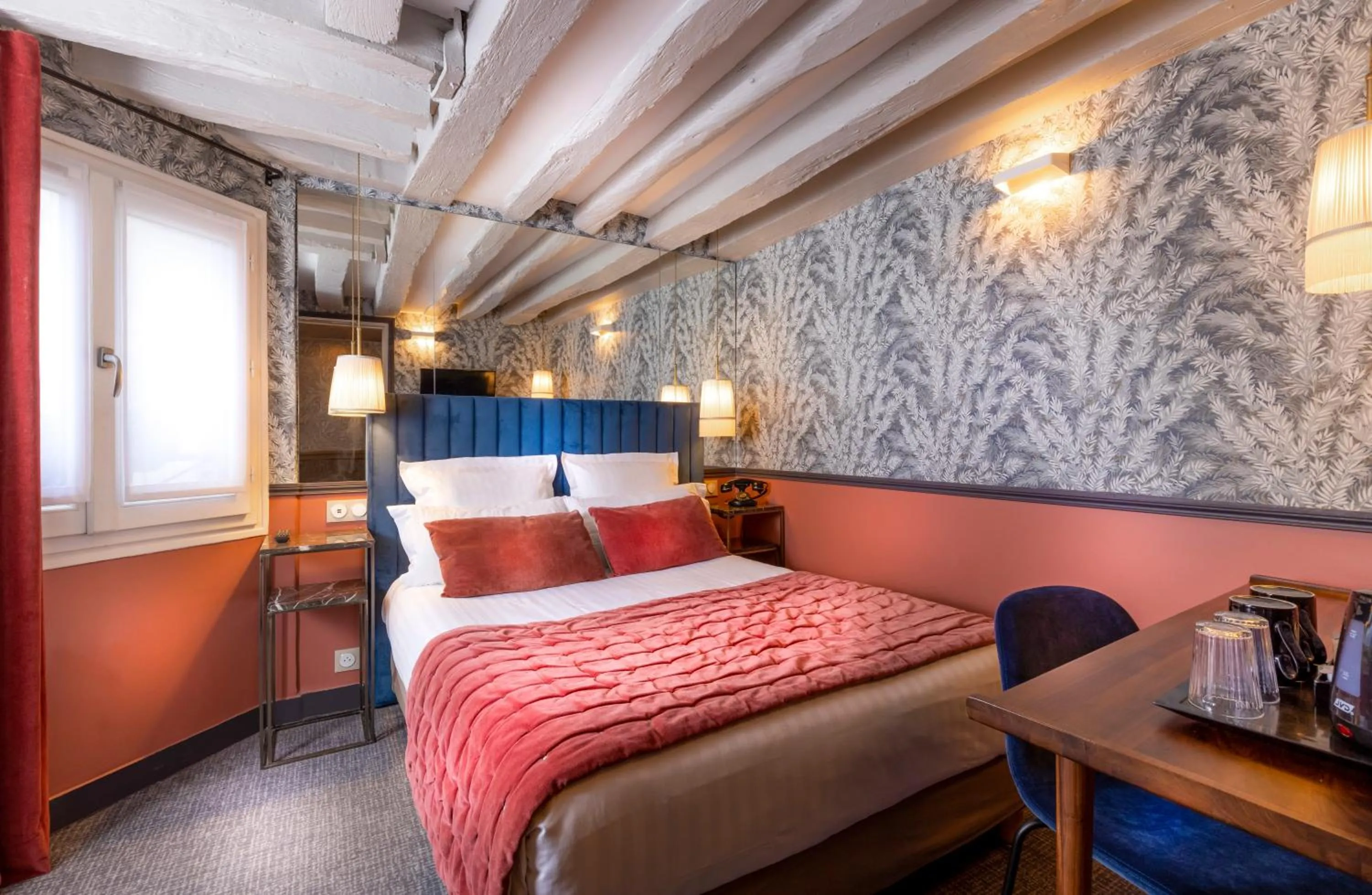 Bedroom, Bed in Dauphine Saint Germain