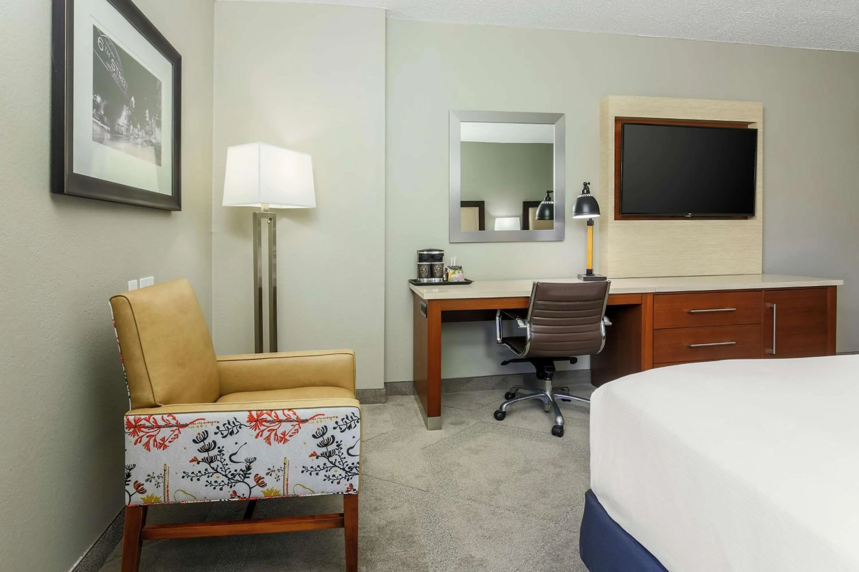 Living room, Bed in DoubleTree by Hilton Austin-University Area