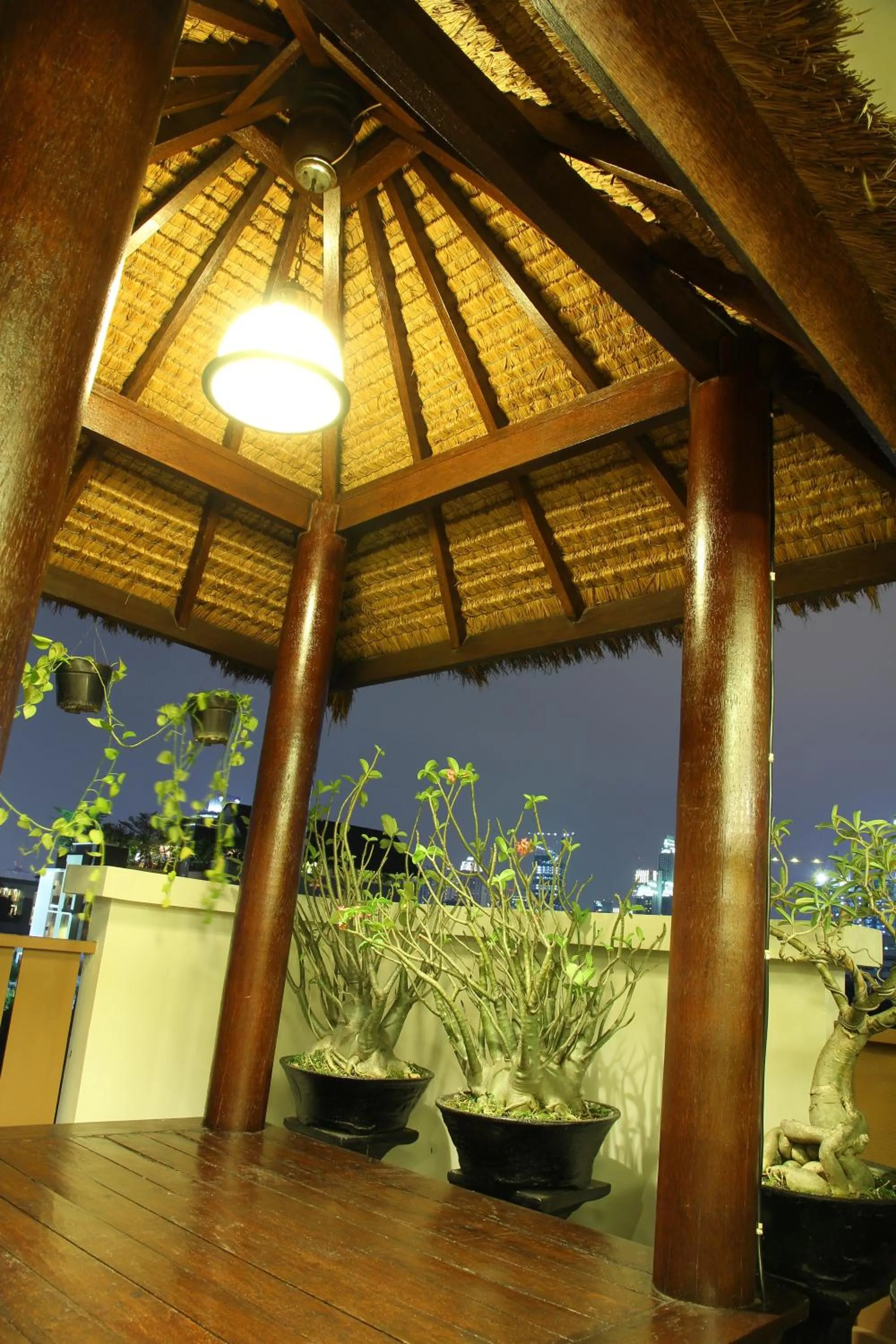 Restaurant/places to eat in Rasuna Mansion