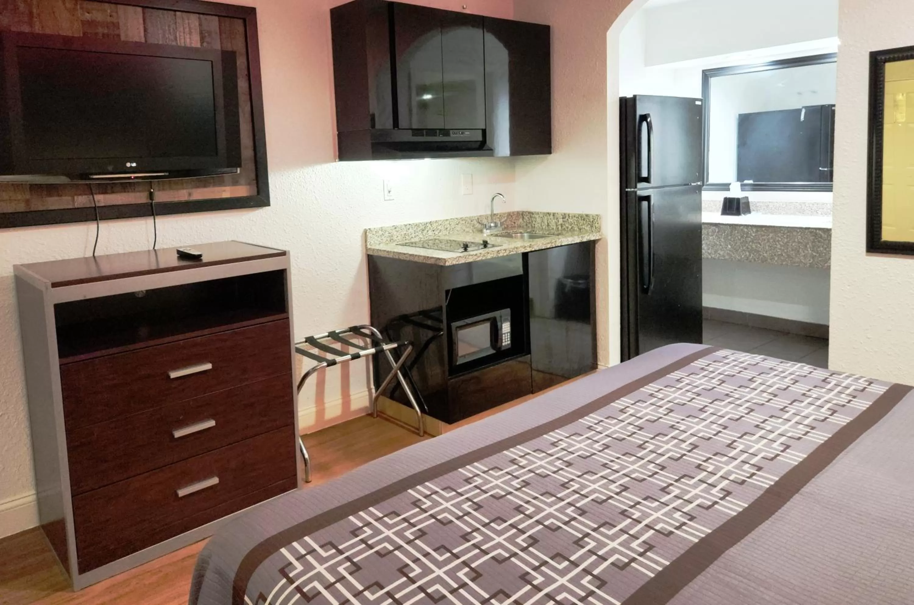 TV and multimedia, Bed in Express Inn Tomball