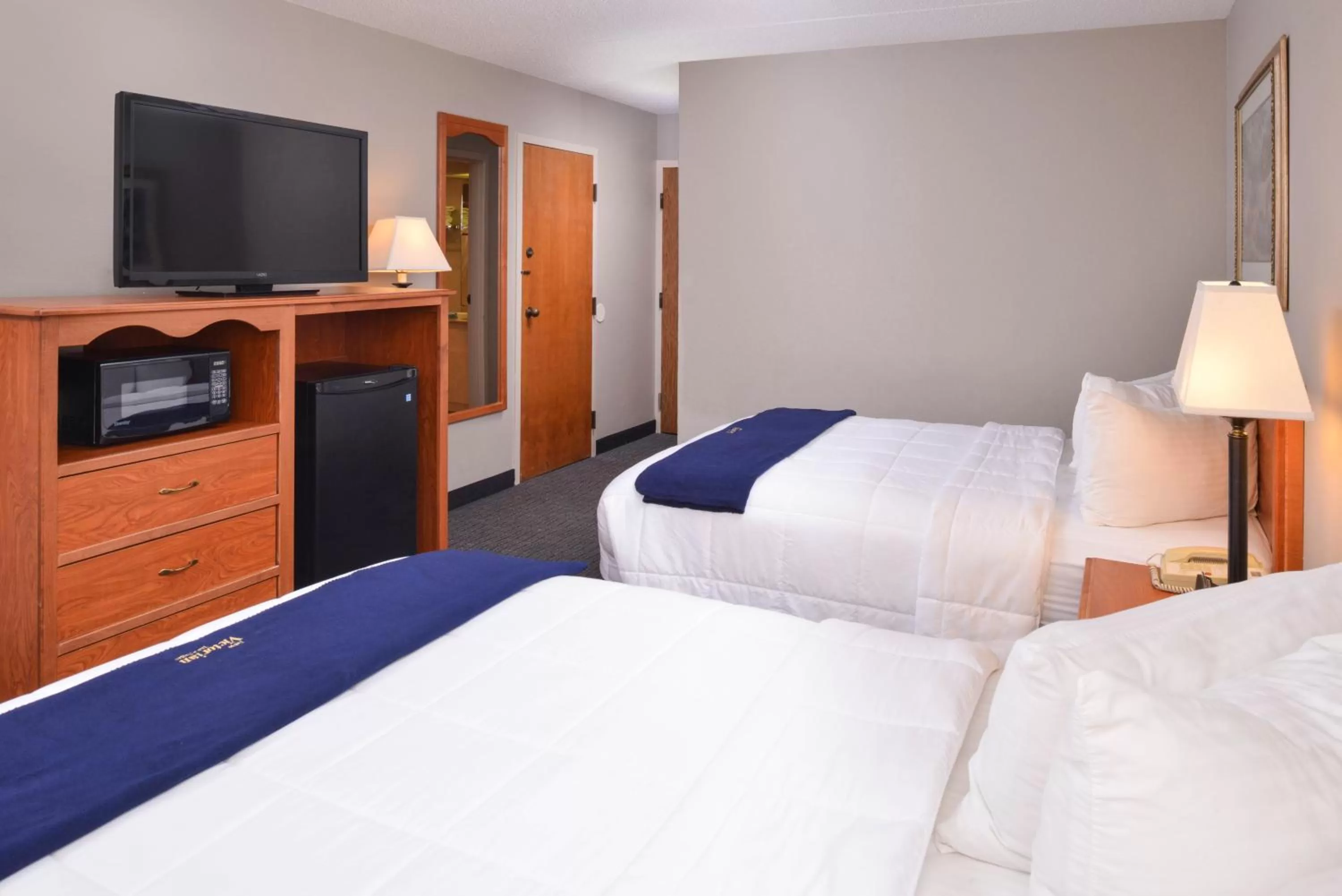 TV and multimedia, Bed in New Victorian Inn & Suites Omaha