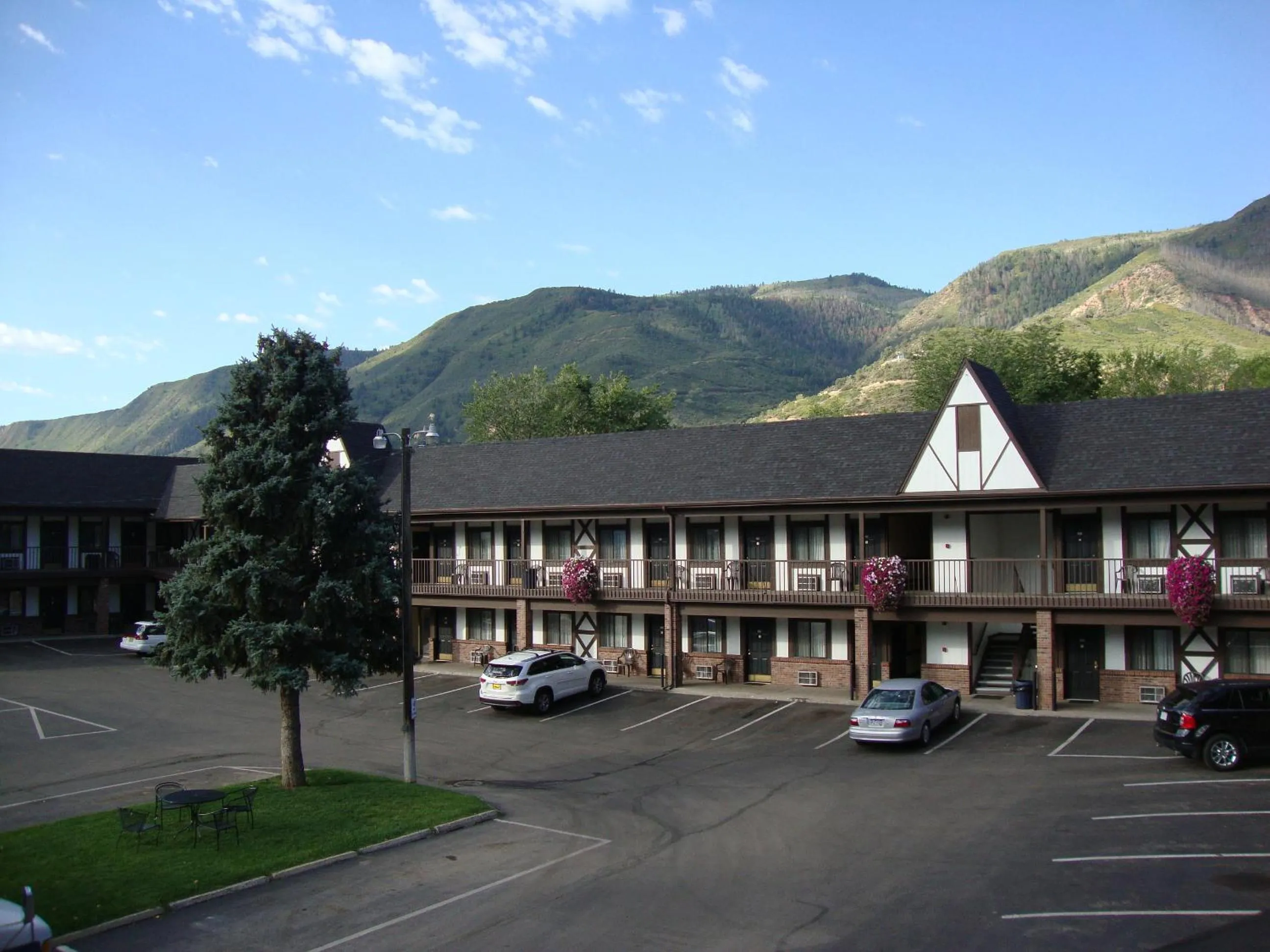 Property building in Silver Spruce Inn