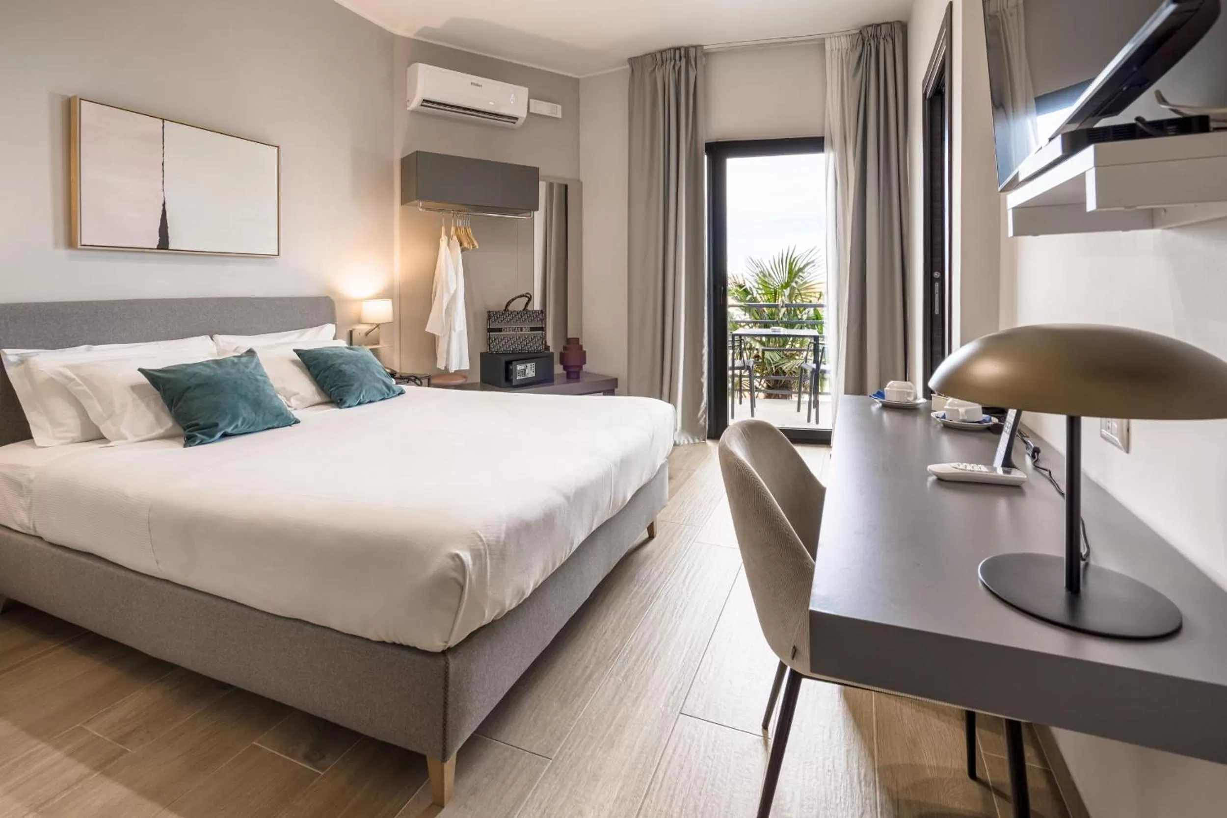 Photo of the whole room, Bed in Taormina Palace Hotel