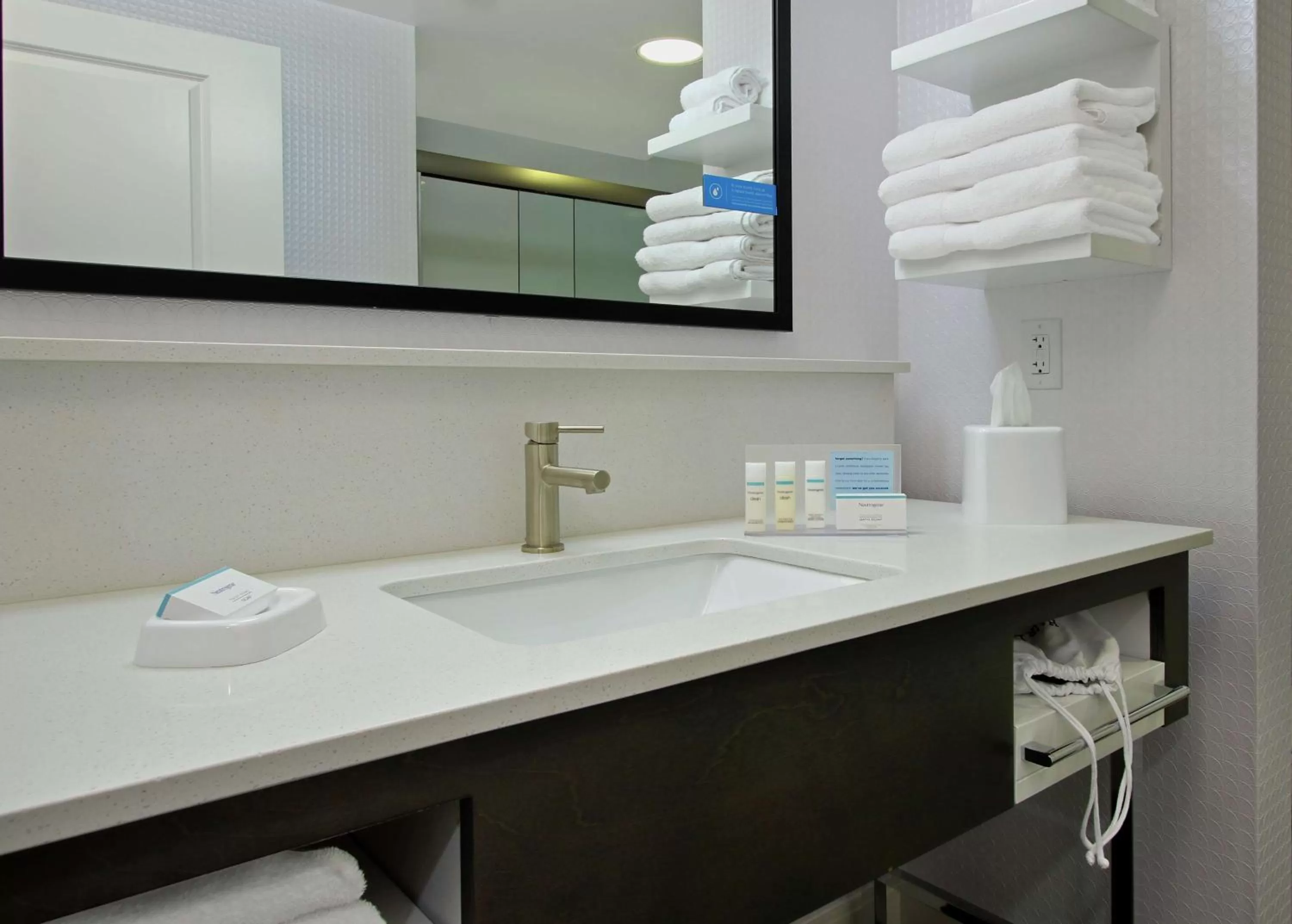 Bathroom in Hampton Inn Hagerstown-Maugansville