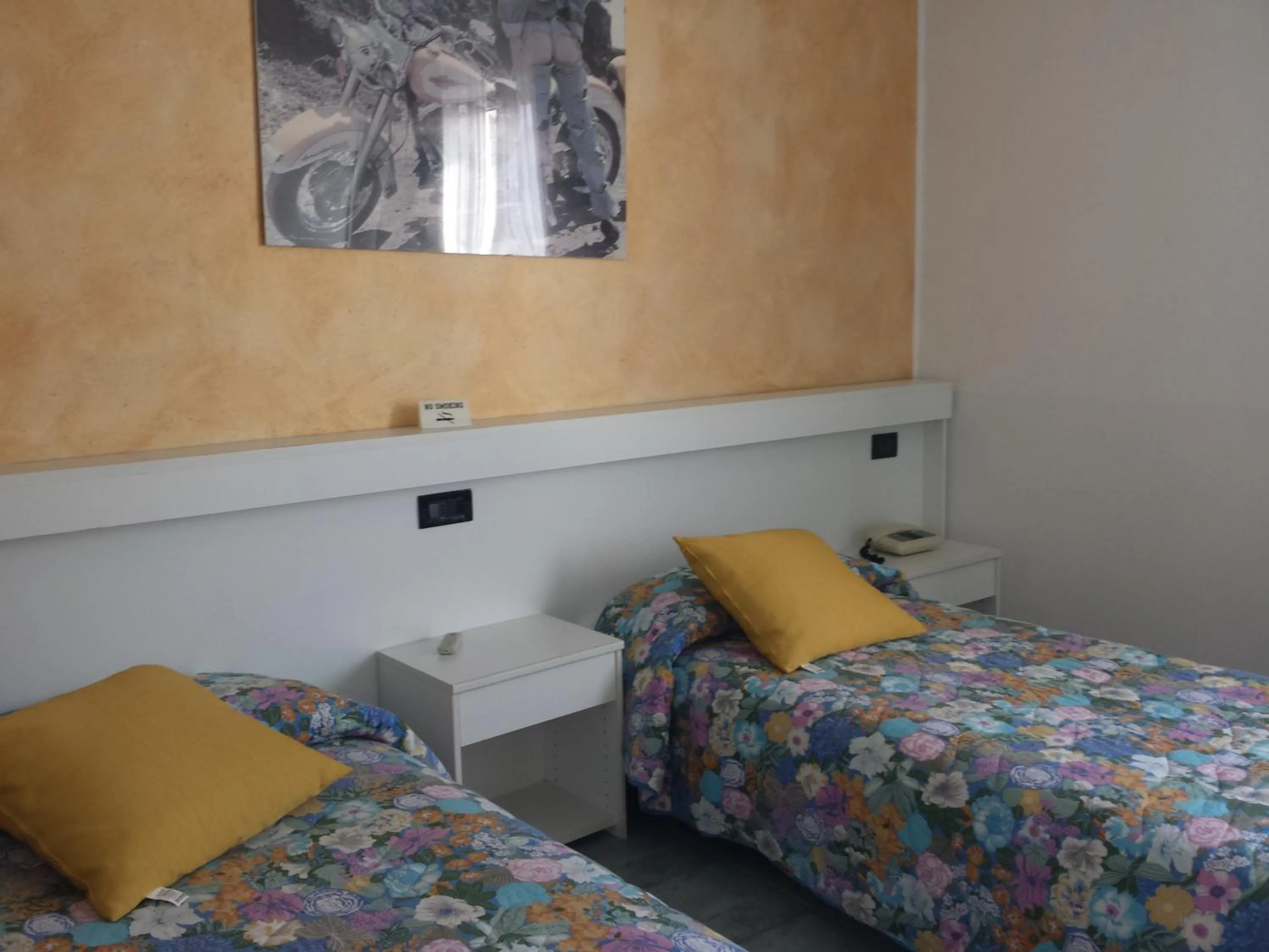 Bed in Hotel Stazione sul lago di Iseo