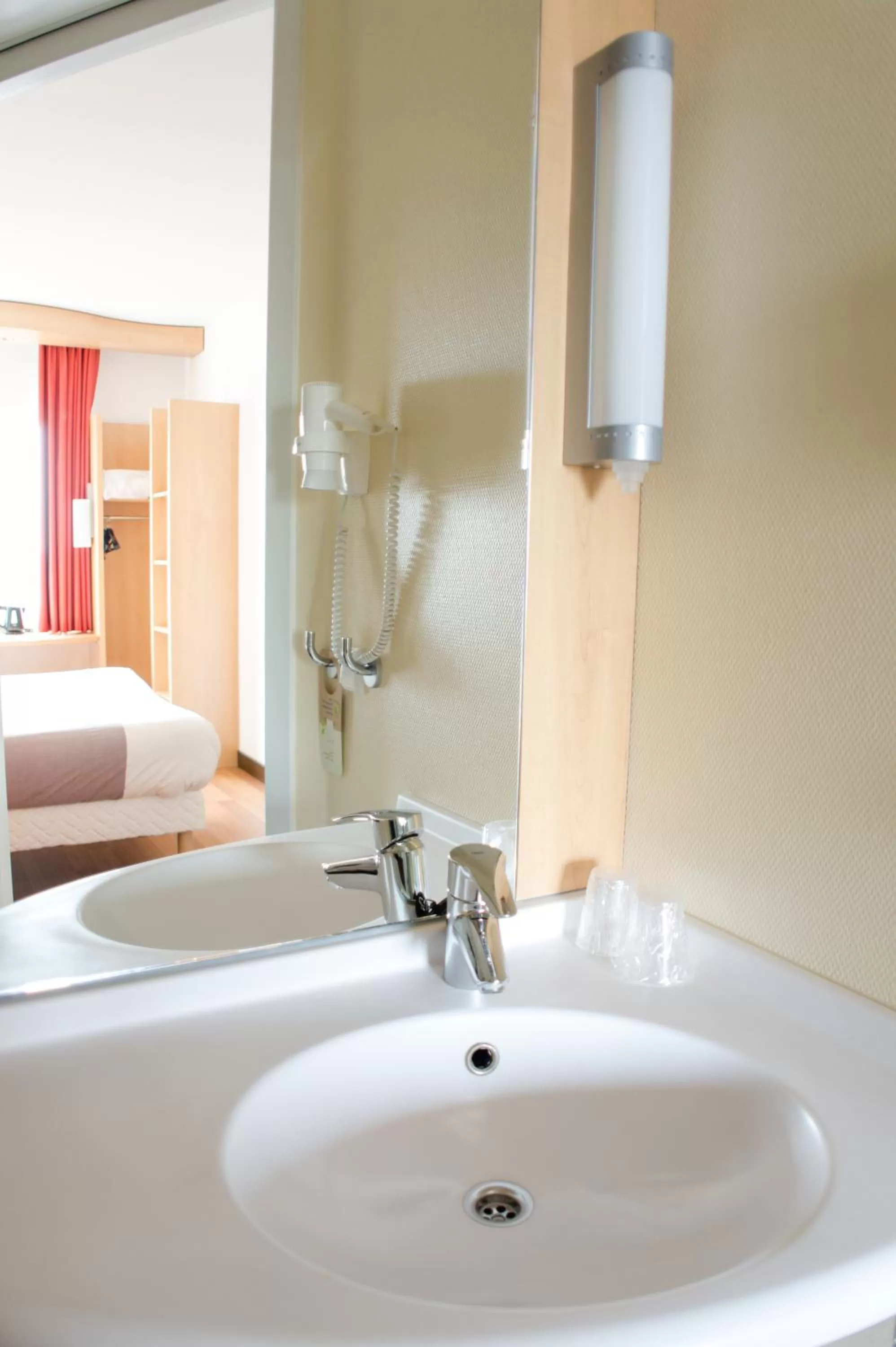 Bathroom, Bed in ibis Leiden Centre