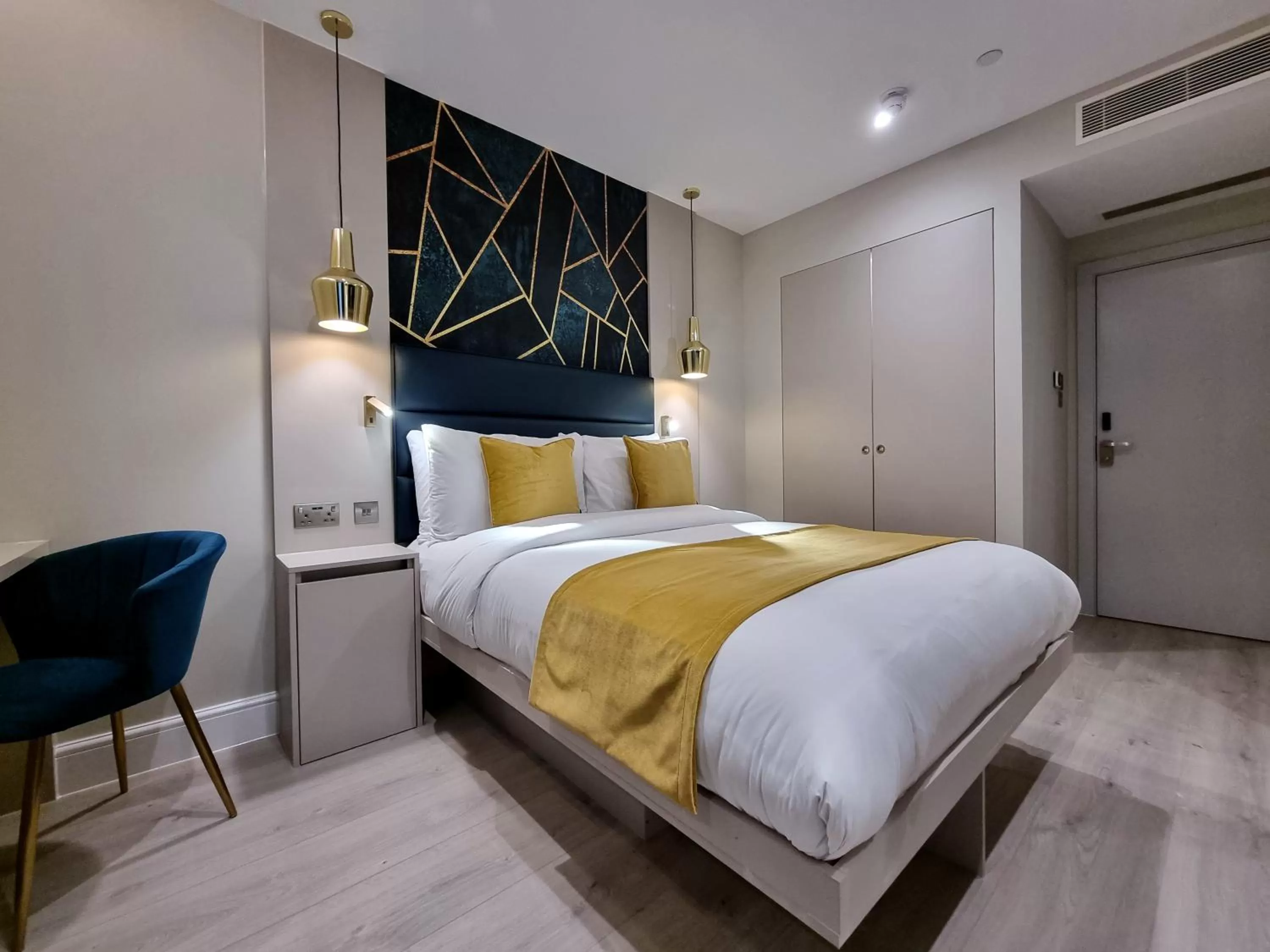 Photo of the whole room, Bed in NOX Kensington Gardens