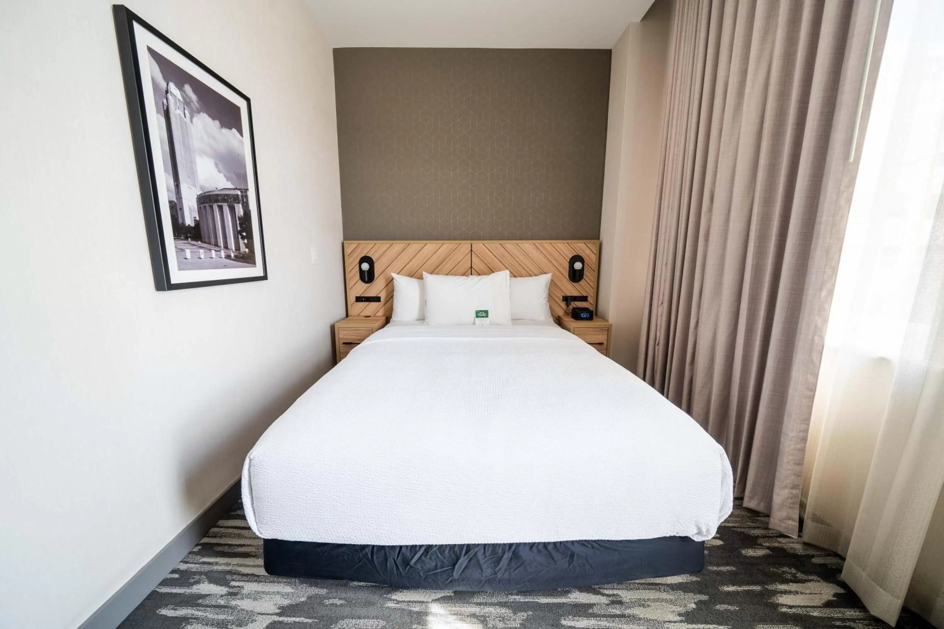 Photo of the whole room, Bed in Sandman Signature Fort Worth Downtown Hotel